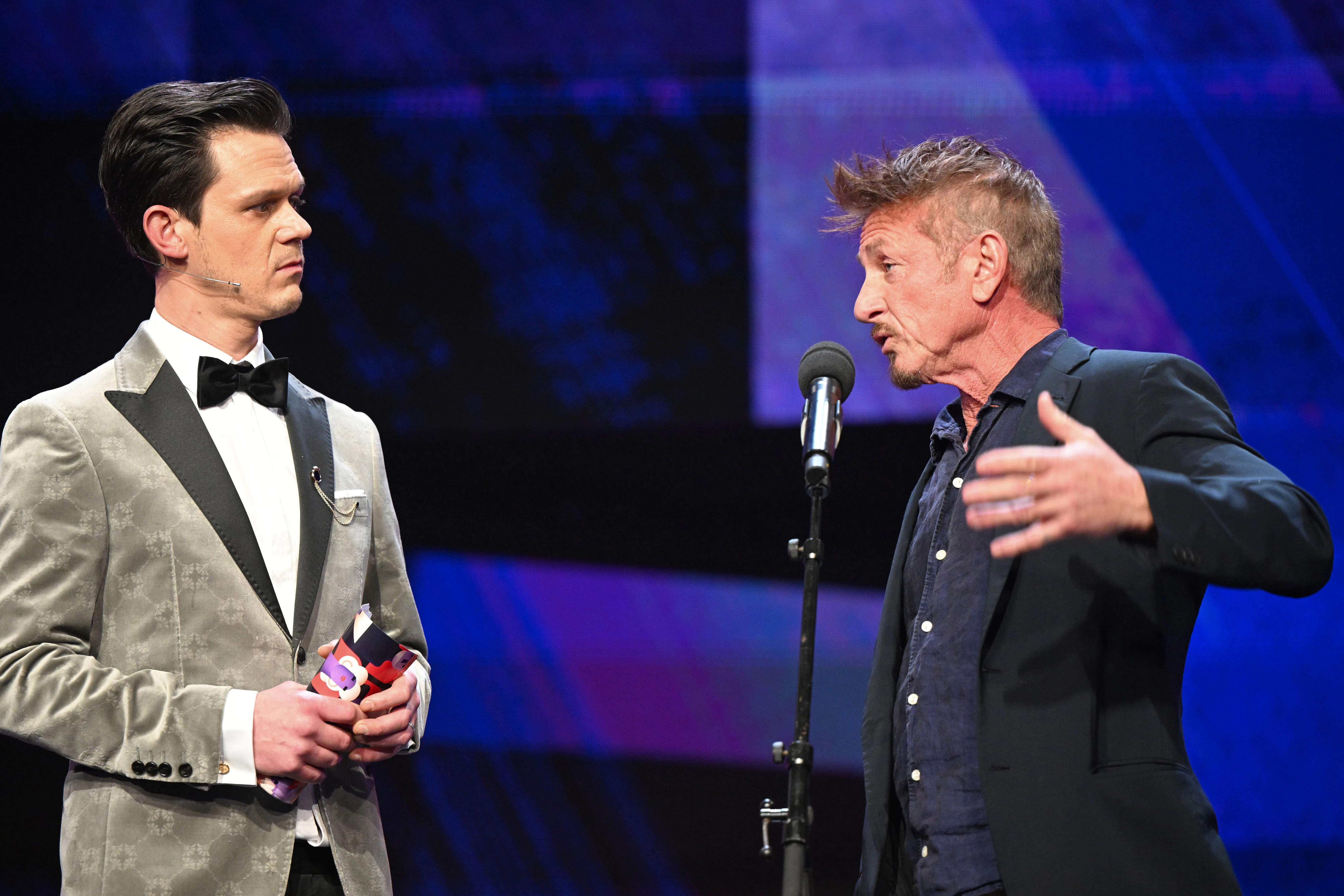 Der Moderator Jo Schück mit dem Schauspieler und Filmregisseur Sean Penn