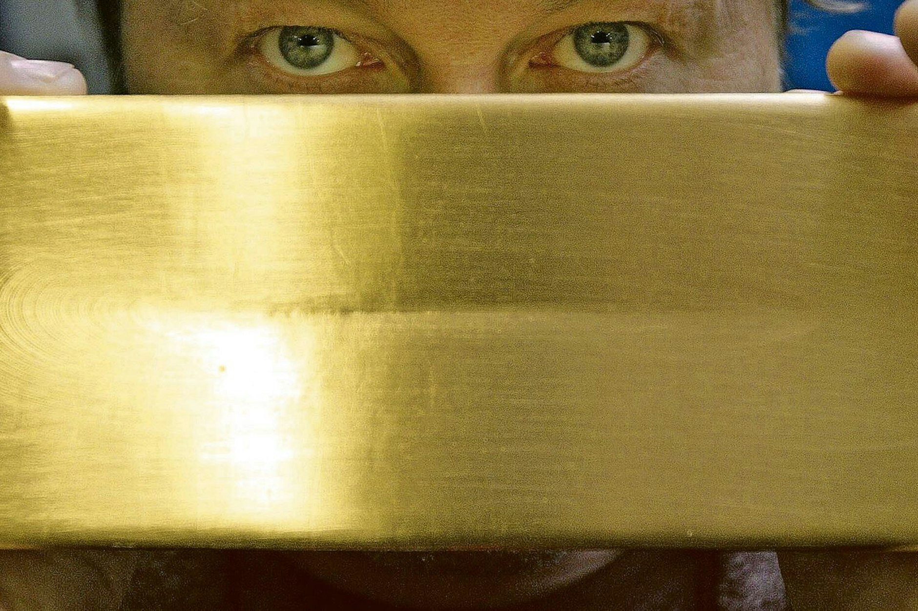 Arbeiter mit einem fertigen Goldbarren in einer Gießerei in Magadan im Fernen Osten Russlands.&nbsp;