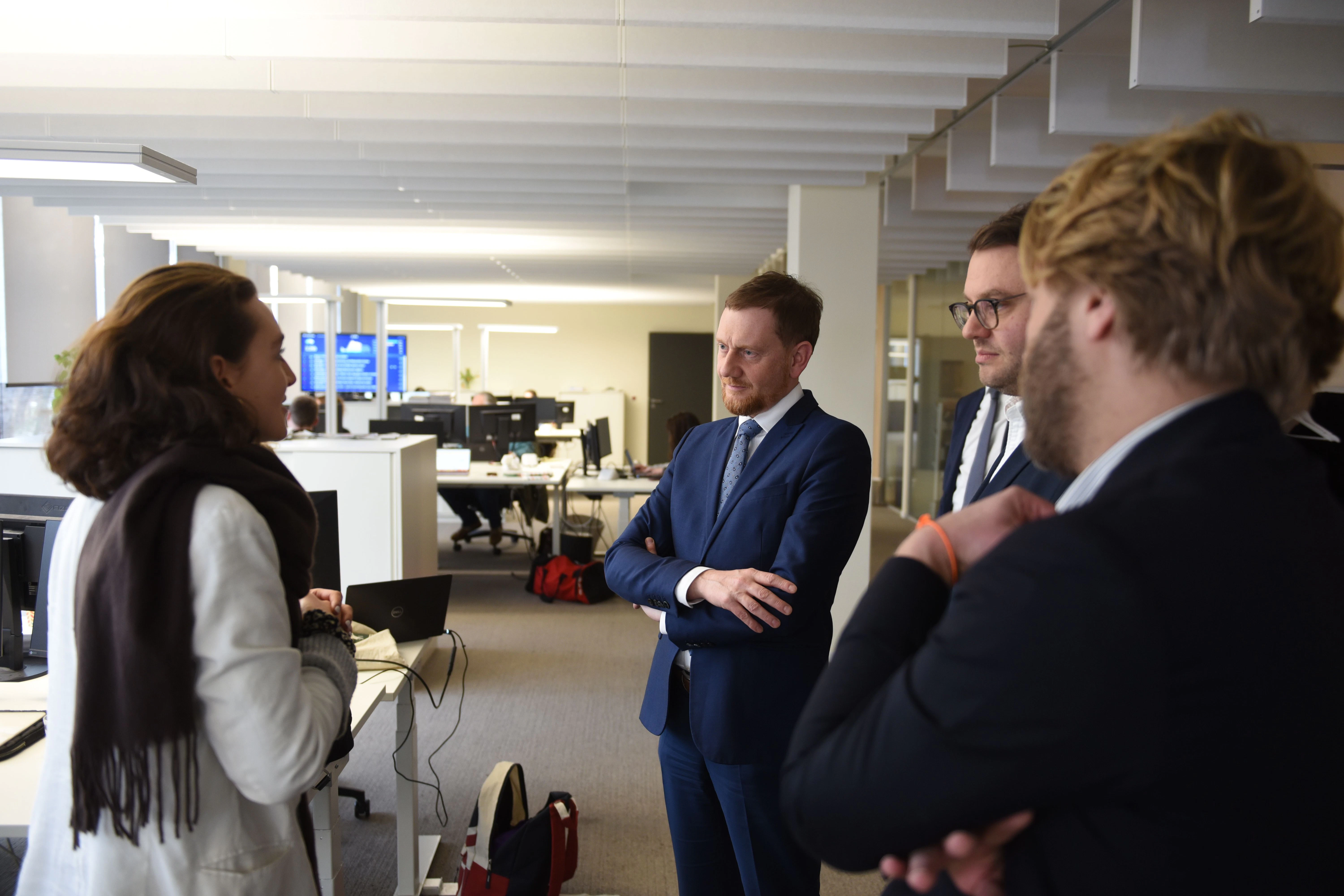 Ministerpräsident Michael Kretschmer diskutiert auf dem Weg zum Interview mit einer Praktikantin der Berliner Zeitung über die Verwendung geschlechtergerechter Sprache an Universitäten.