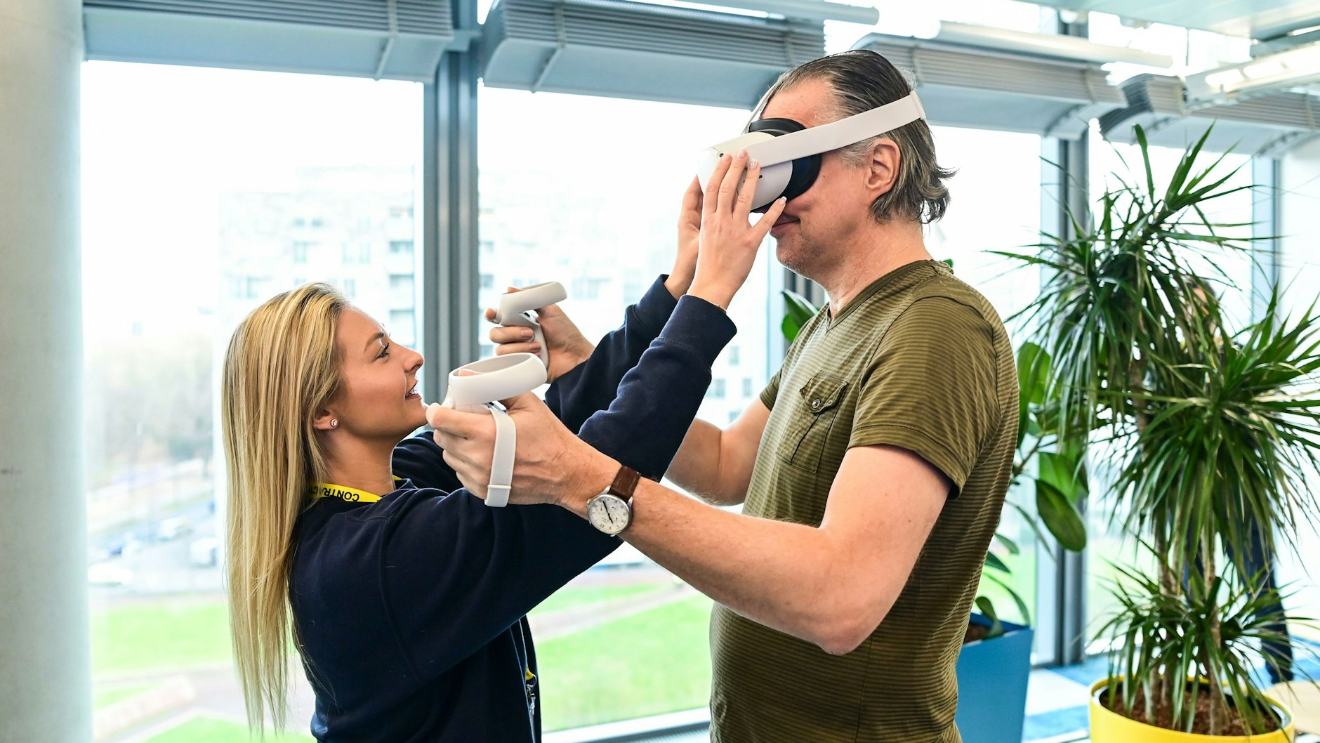 Ohne Hilfe beim Anlegen der Brille und der beiden Controller geht es anfangs nicht.