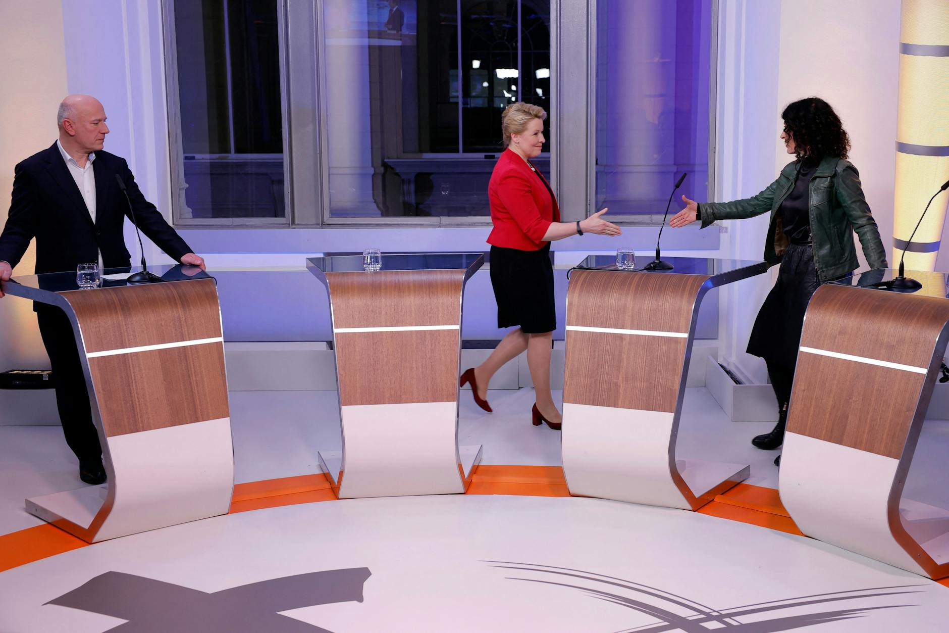 Die drei Spitzenkandidaten Kai Wegner, Franziska Giffey und Bettina Jarasch bei einer TV-Runde vor der Wahl in Berlin.
