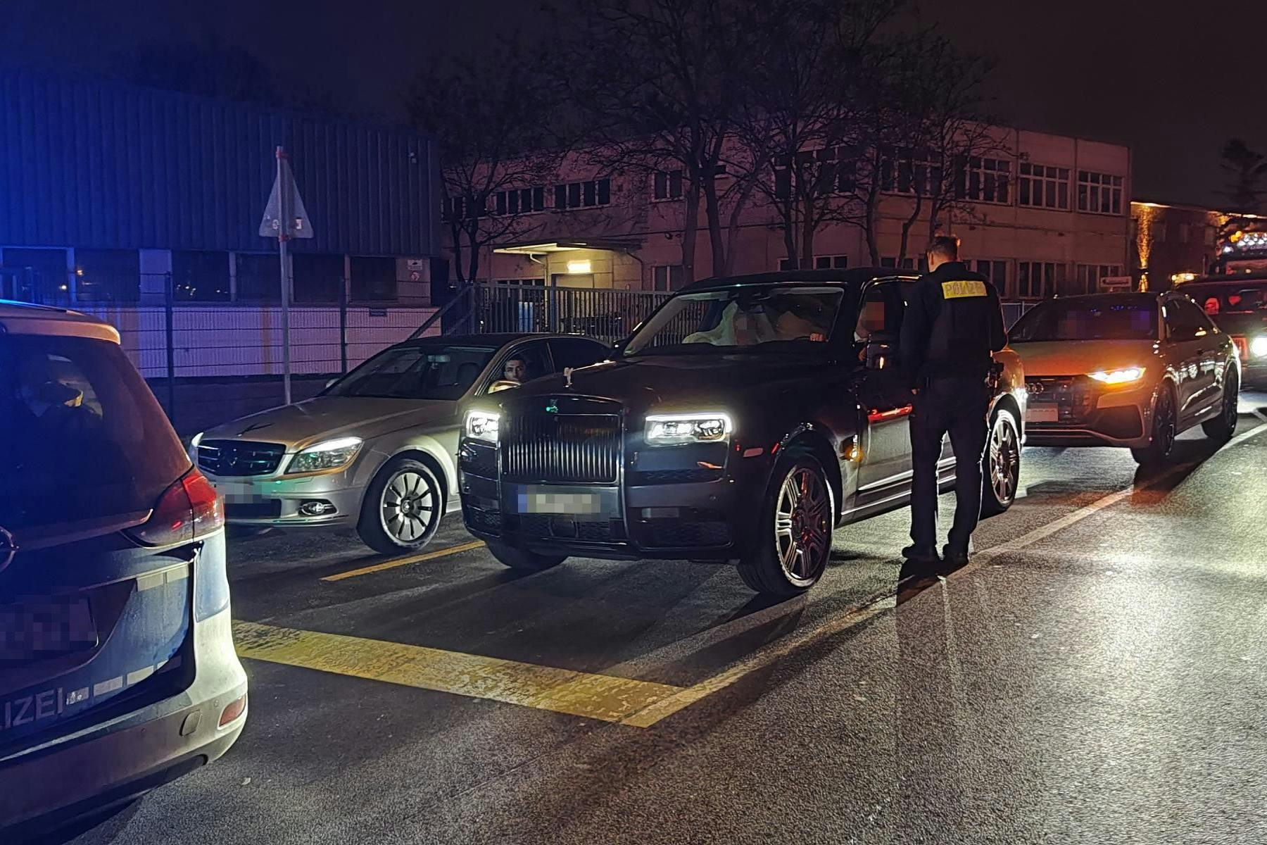 Der irre Hochzeits-Konvoi musste von der Polizei gestoppt werden.