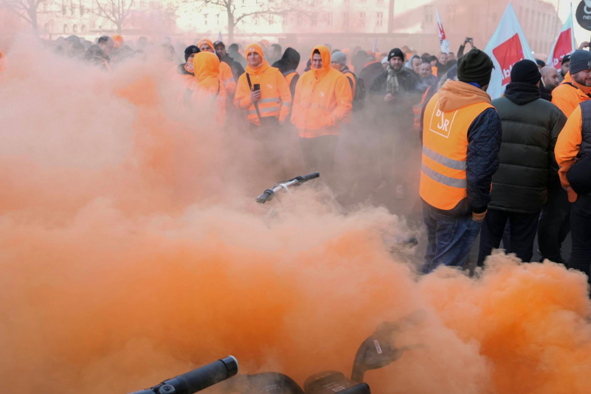 Beschäftigte der Berliner Stadtreinigung streiken.