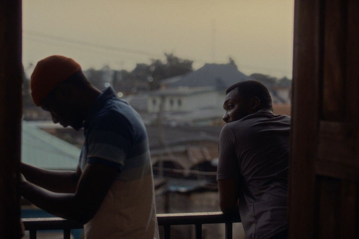 Bawa und Bambino in einer Szene aus dem nigerianischen Film „All the colors of the world are between black and white“, der in der Sektion Panorama läuft.