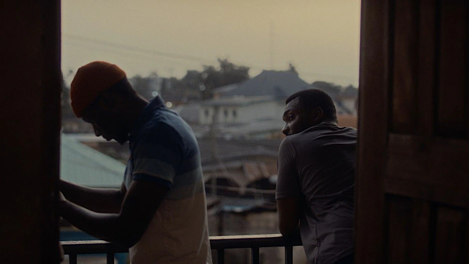 Bawa und Bambino in einer Szene aus dem nigerianischen Film „All the colors of the world are between black and white“, der in der Sektion Panorama läuft.