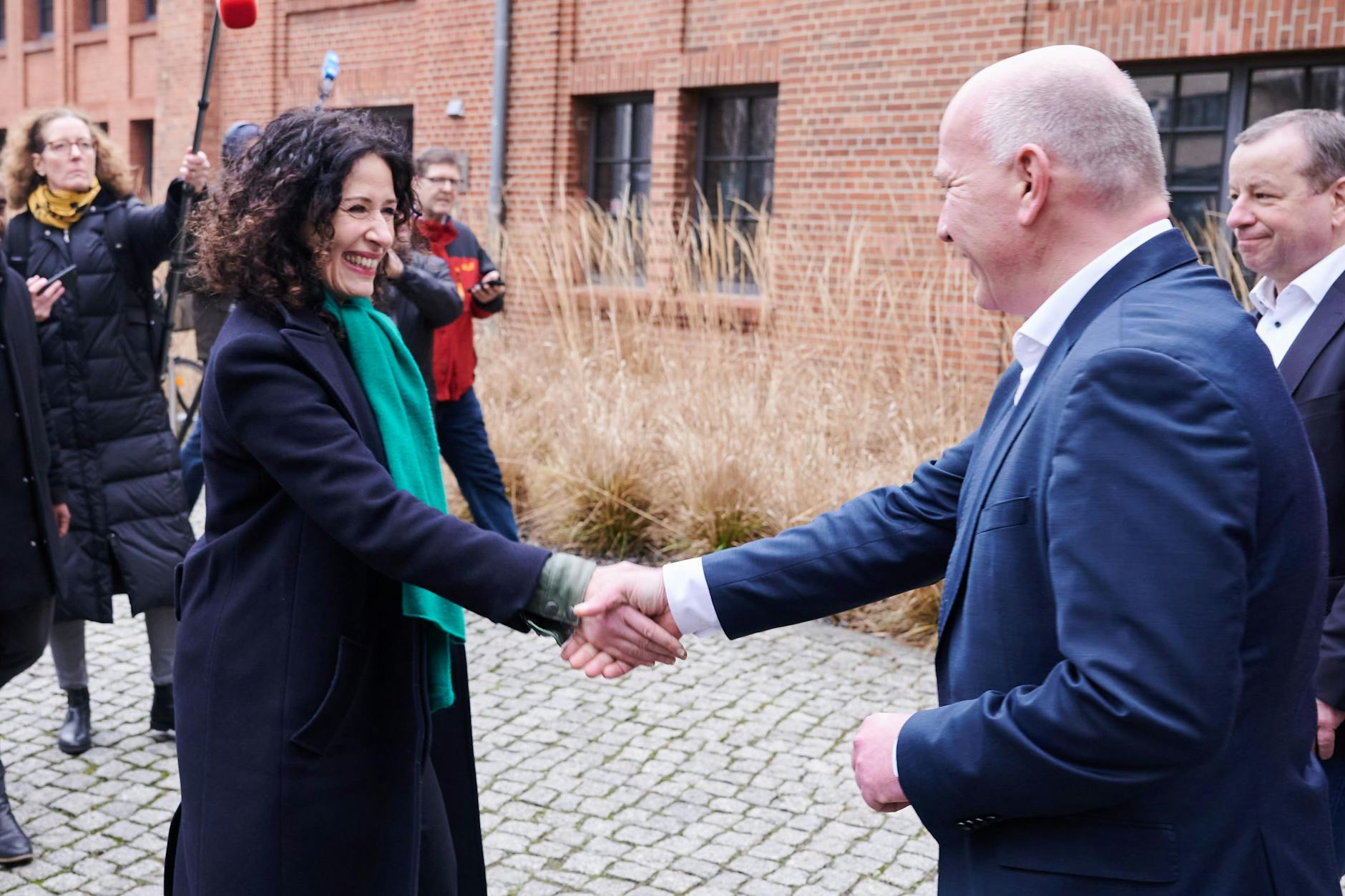 Kai Wegner (CDU) begrüßt Bettina Jarasch (Bündnis 90/Die Grünen) 