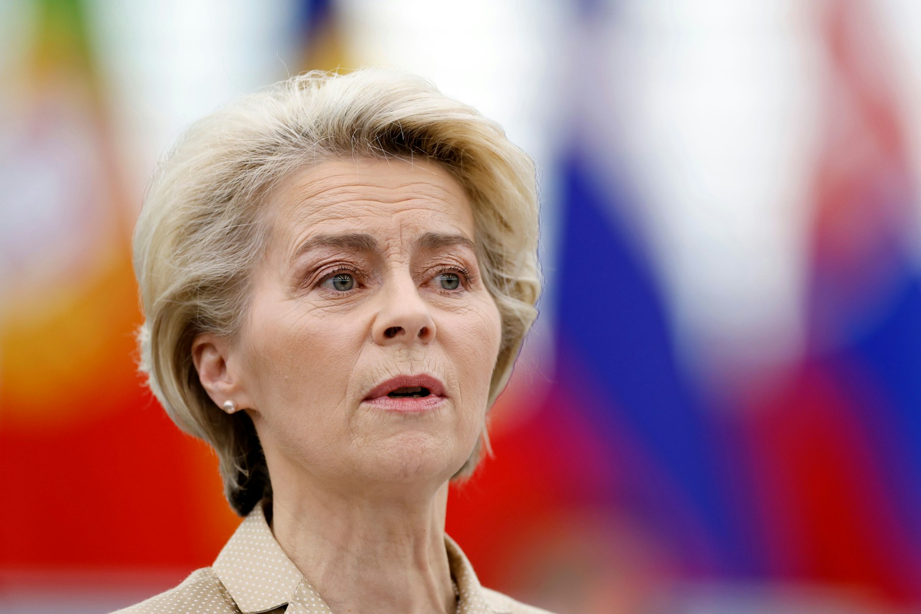 Die Präsidentin der Europäischen Kommission, Ursula von der Leyen, spricht am Mittwoch, 15. Februar 2023, im Europäischen Parlament in Straßburg (Ostfrankreich) während einer Sitzung zum Thema „Ein Jahr nach dem Einmarsch Russlands in die Ukraine“.