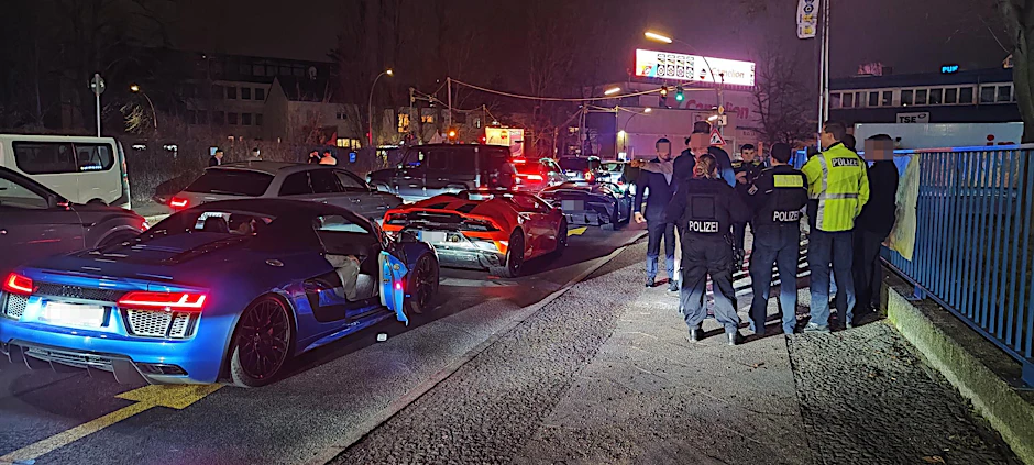 Polizisten kontrollieren mutmaßliche Clan-Mitglieder in Berlin-Neukölln.&nbsp;