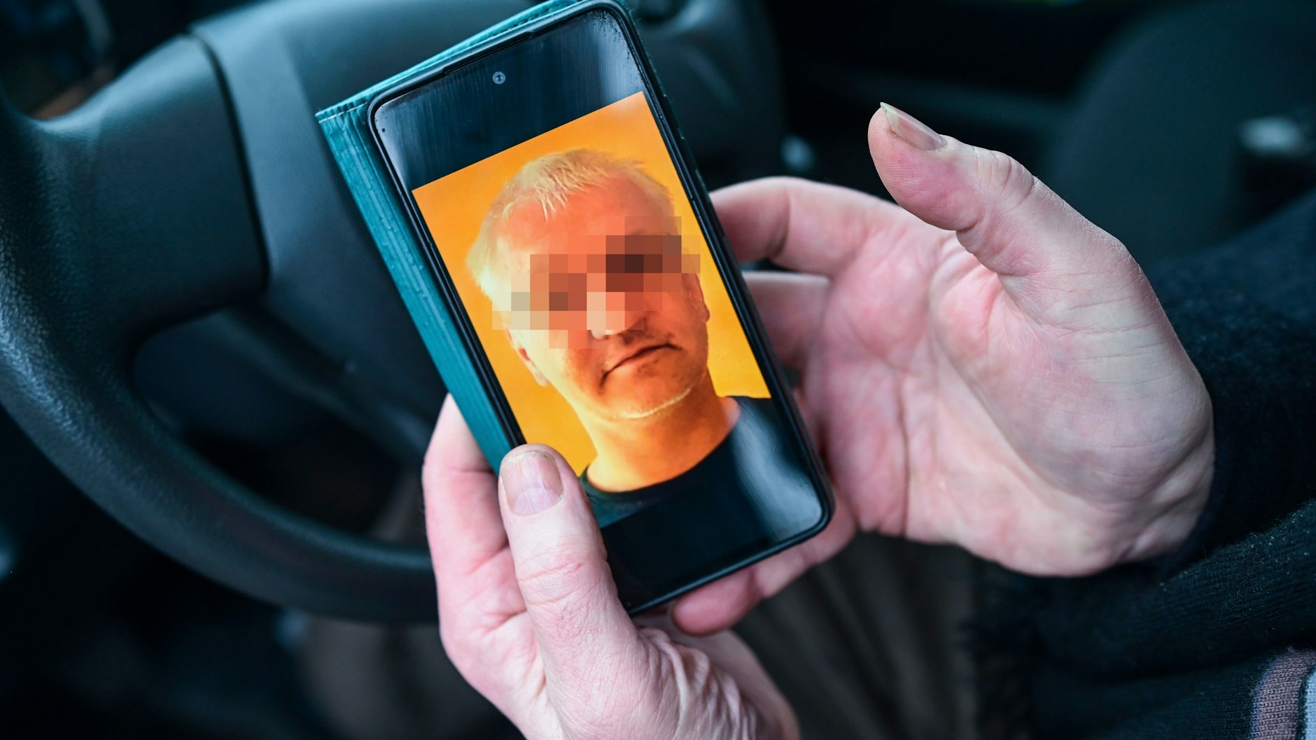 Thomas Müller zeigt ein Foto seines Sohnes. Die Haftbedingungen setzen Marian zu.