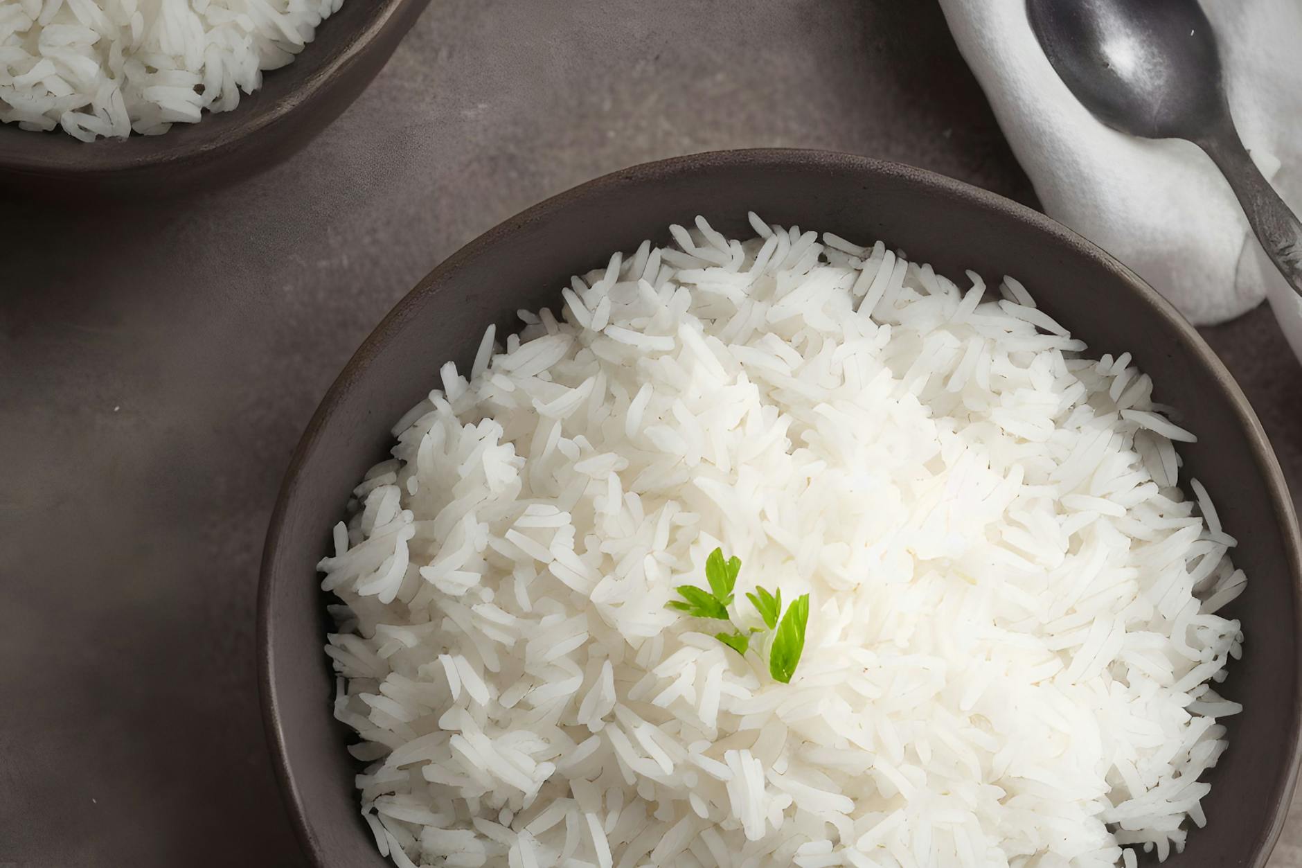 Reis muss locker sein und nicht zu klebrig – aber wie kocht man Reis richtig? Hier kommen ein paar tolle Tipps.