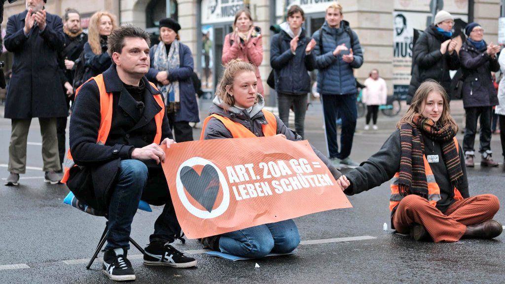 Berlin-Mitte: Klimakleber von Letzte Generation bekommen Unterstützung von DIESEM ZDF-Reporter - DAS steckte hinter der kontroversen Aktion
