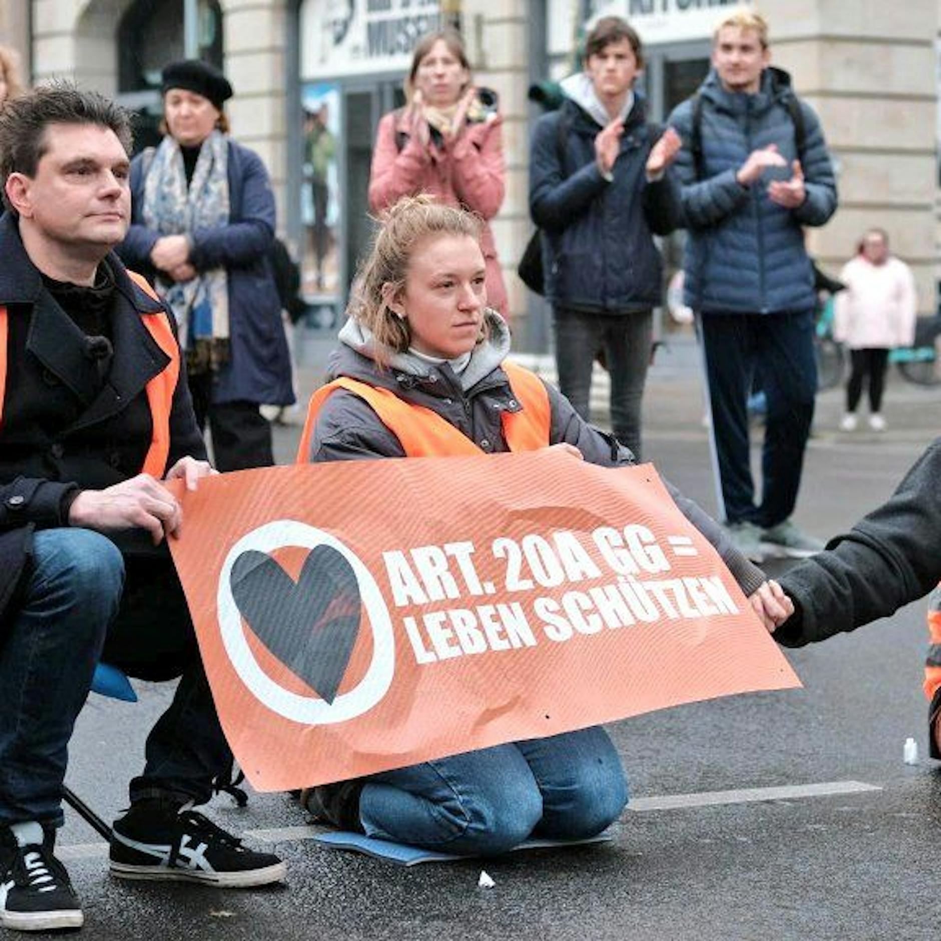 Berlin-Mitte: Klimakleber von Letzte Generation bekommen Unterstützung von DIESEM ZDF-Reporter - DAS steckte hinter der kontroversen Aktion