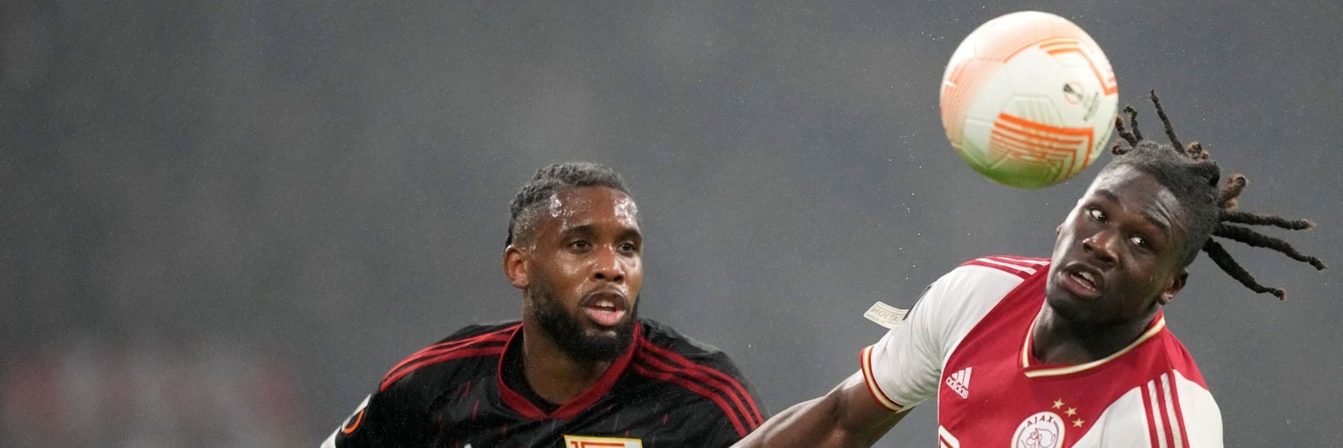 Umkämpfte Europa-League-Partie so wie hier zwischen Calvin Bassey (r.) von Ajax Amsterdam und Jordan Siebatcheu vom 1. FC Union Berlin. 