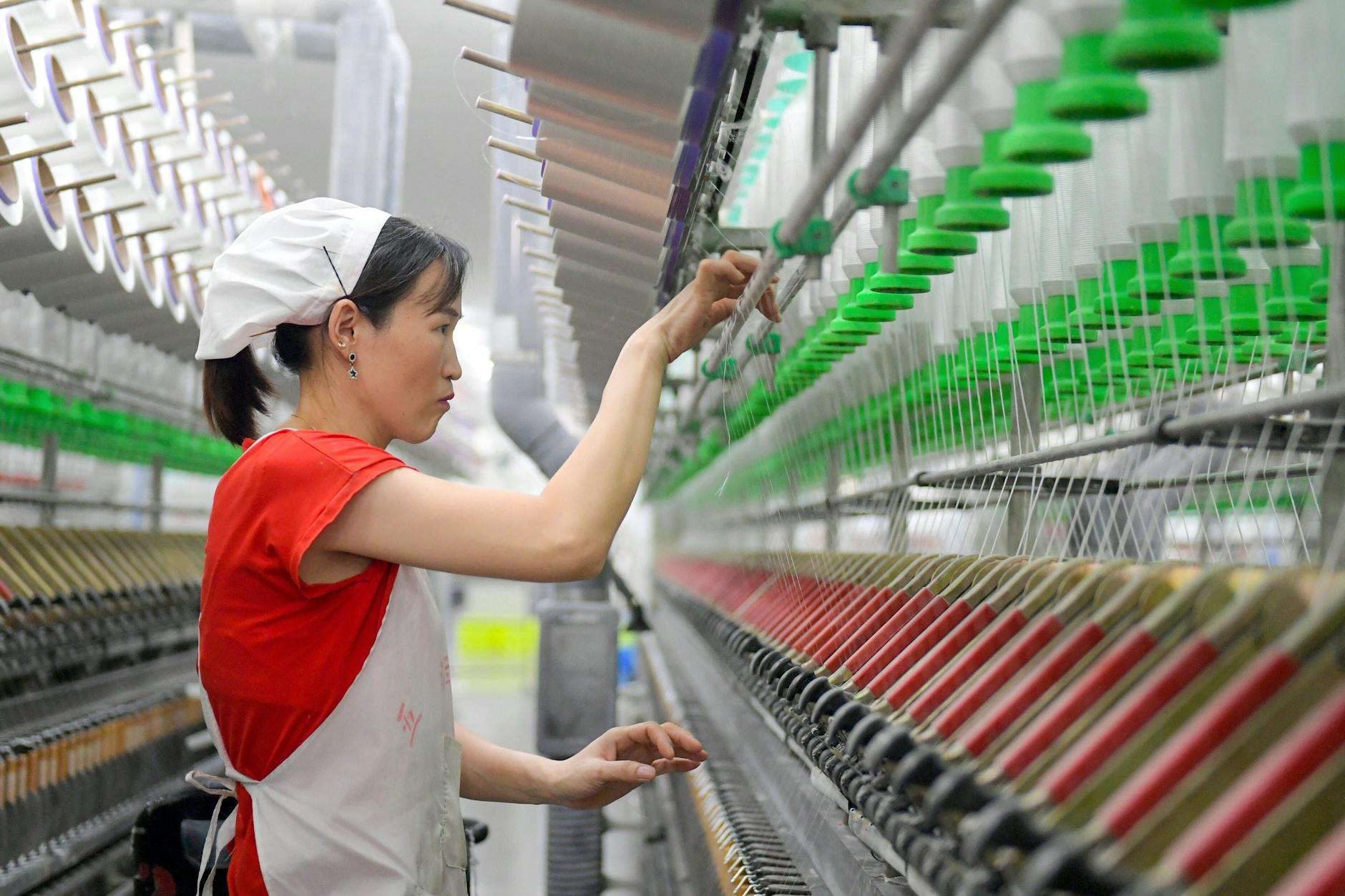 Eine Frau in einer Textilfabrik
