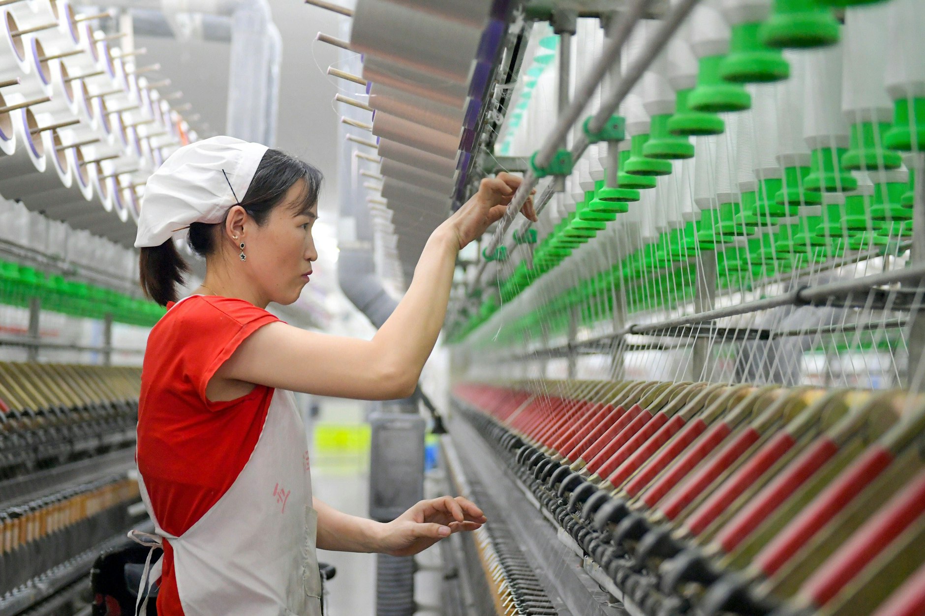 Eine Frau in einer Textilfabrik
