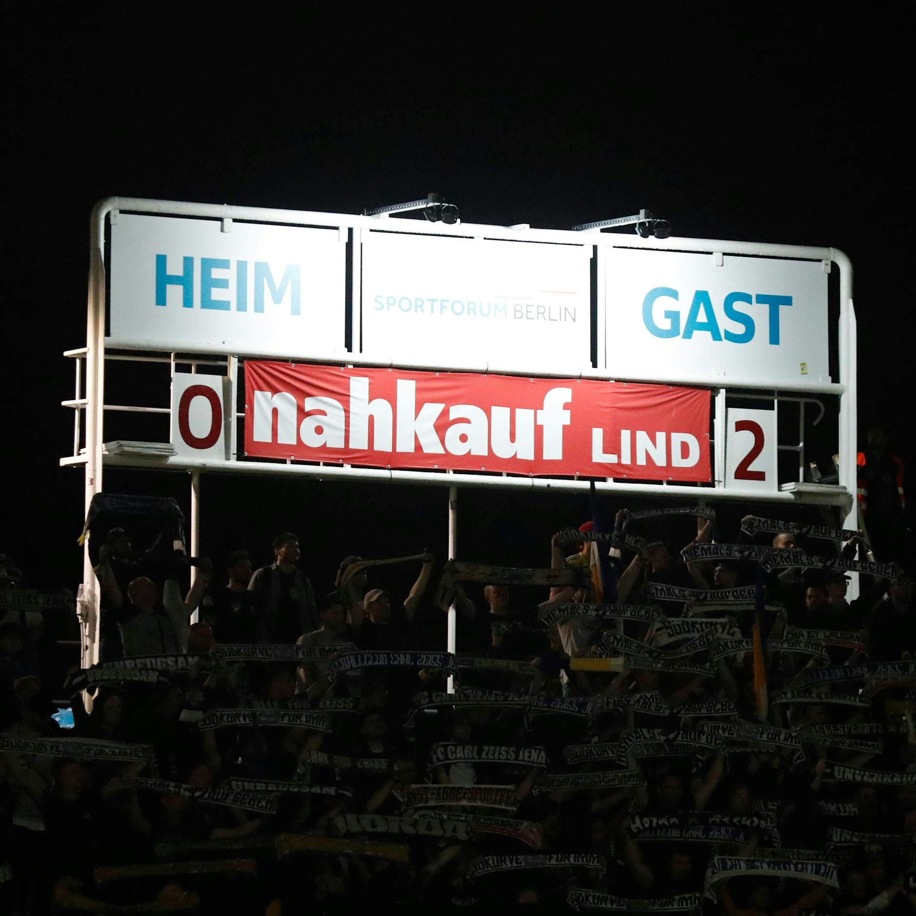 Die manuelle Anzeigetafel im Sportforum bot in der Hinrunde beim Kick zwischen dem BFC Dynamo und CZ Jena ein unschönes Bild aus weinrot-weißer Sicht.
