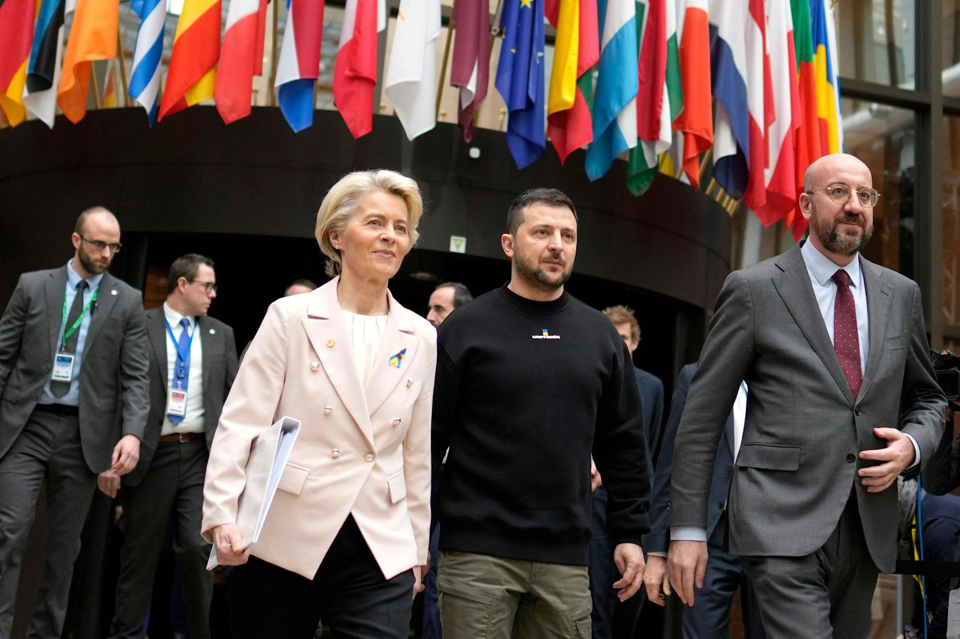 Die Präsidentin der Europäischen Kommission Ursula von der Leyen, der ukrainische Präsident Wolodymyr Selenskyj und der Präsident des Europäischen Rates, Charles Michel in Brüssel, 9. Februar 2023.