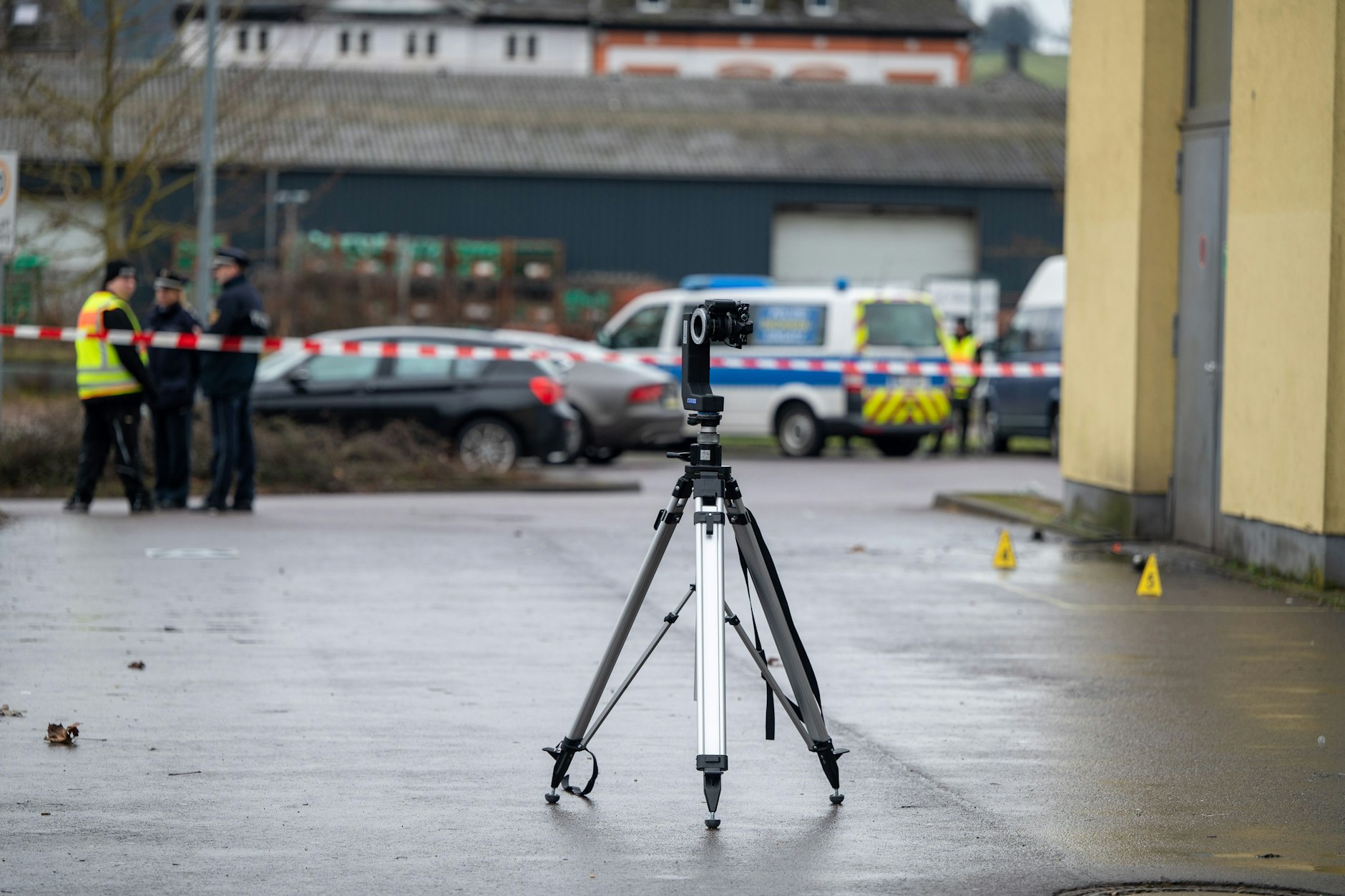 Eine Spezialkamera scannt Bereiche des Tatorts um eine Discothek in Trier. Dort haben in der Nacht etwa 40 Personen mehrere Polizisten brutal angegriffen und teilweise verletzt.