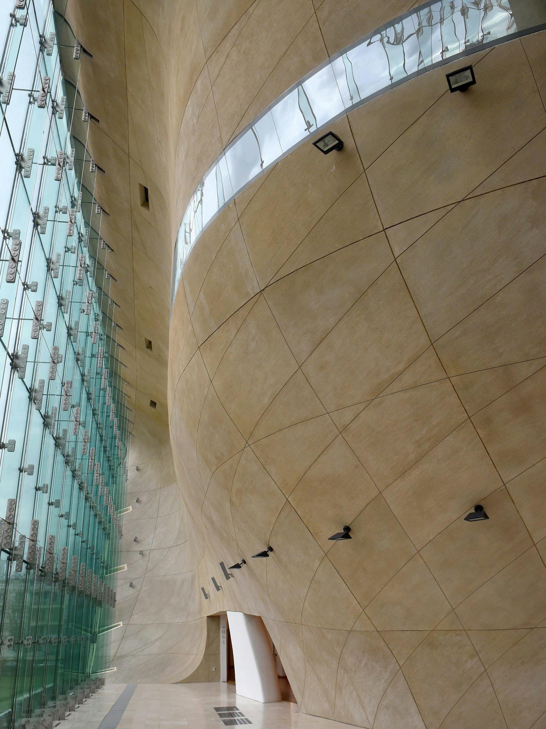 Die Wände im Inneren des POLIN Museums.