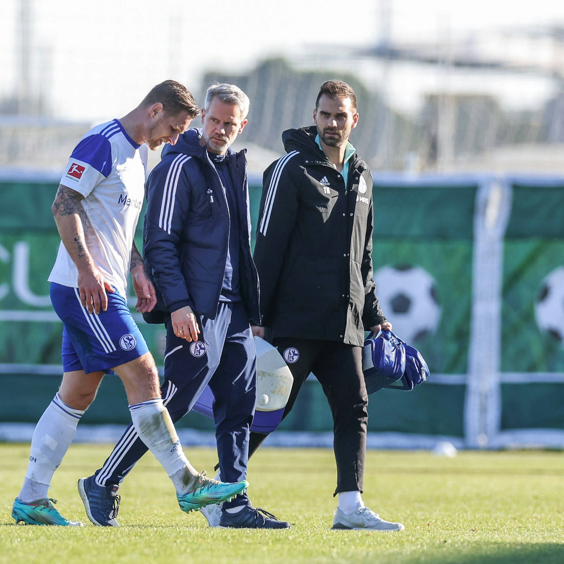 Sebastian Polter verlässt im Trainingslager von Schalke 04 in Belek verletzt den Platz – das Kreuzband!