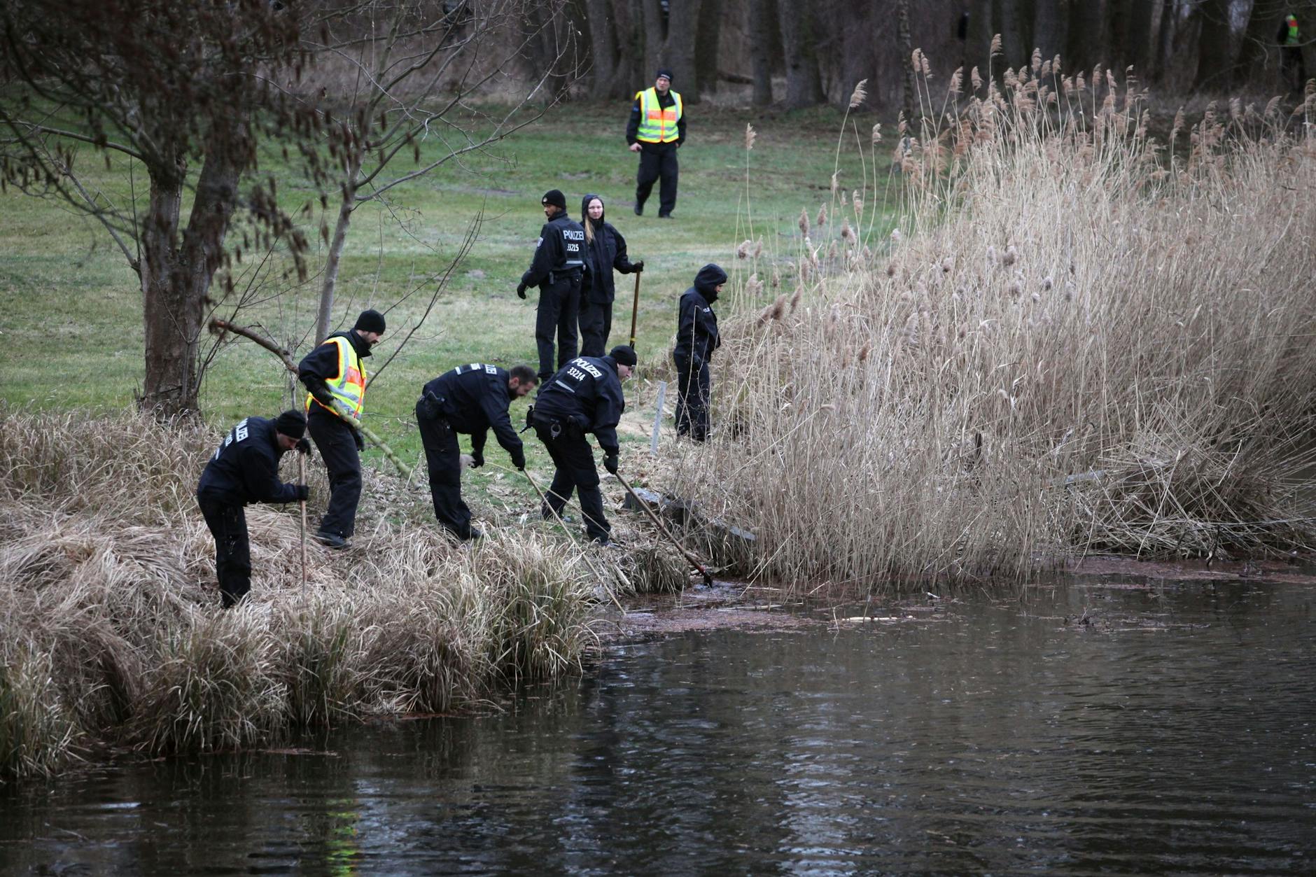 Im März 2019 suchten Polizisten einen See bei Storkow nach Rebeccas Leiche ab.