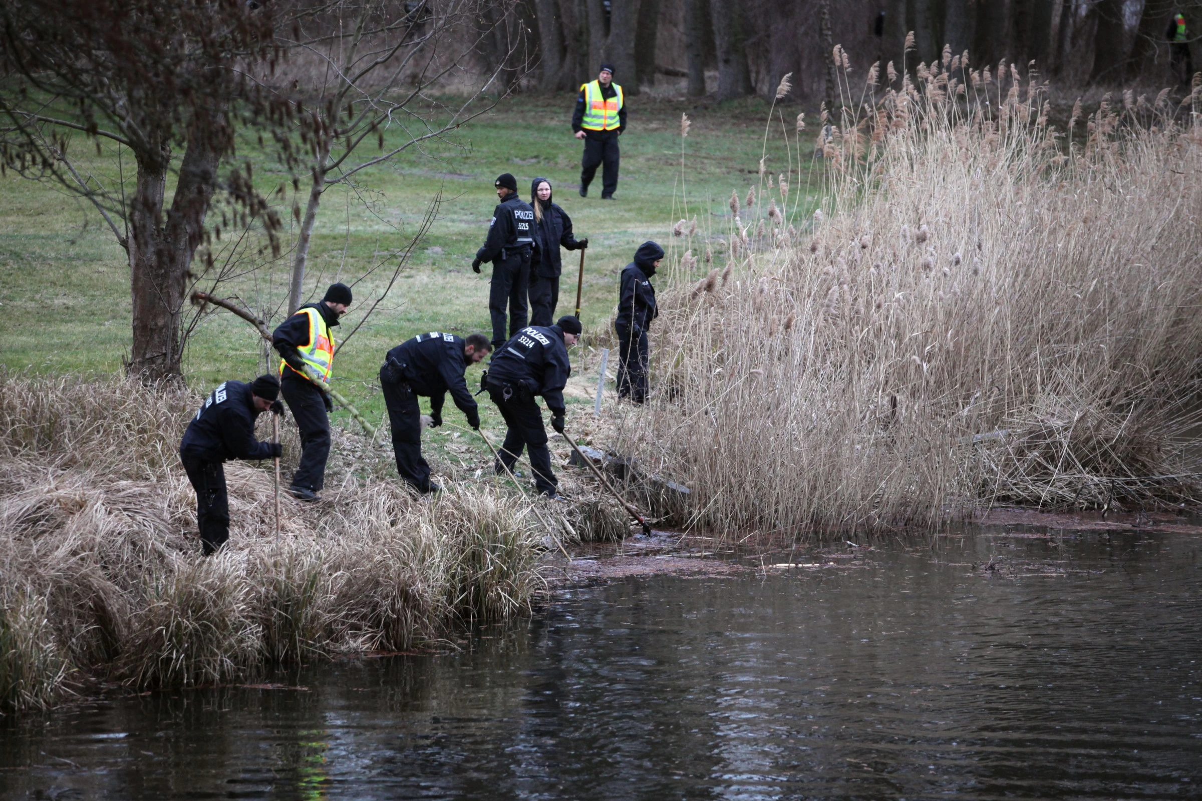 Im März 2019 suchten Polizisten einen See bei Storkow nach Rebeccas Leiche ab.