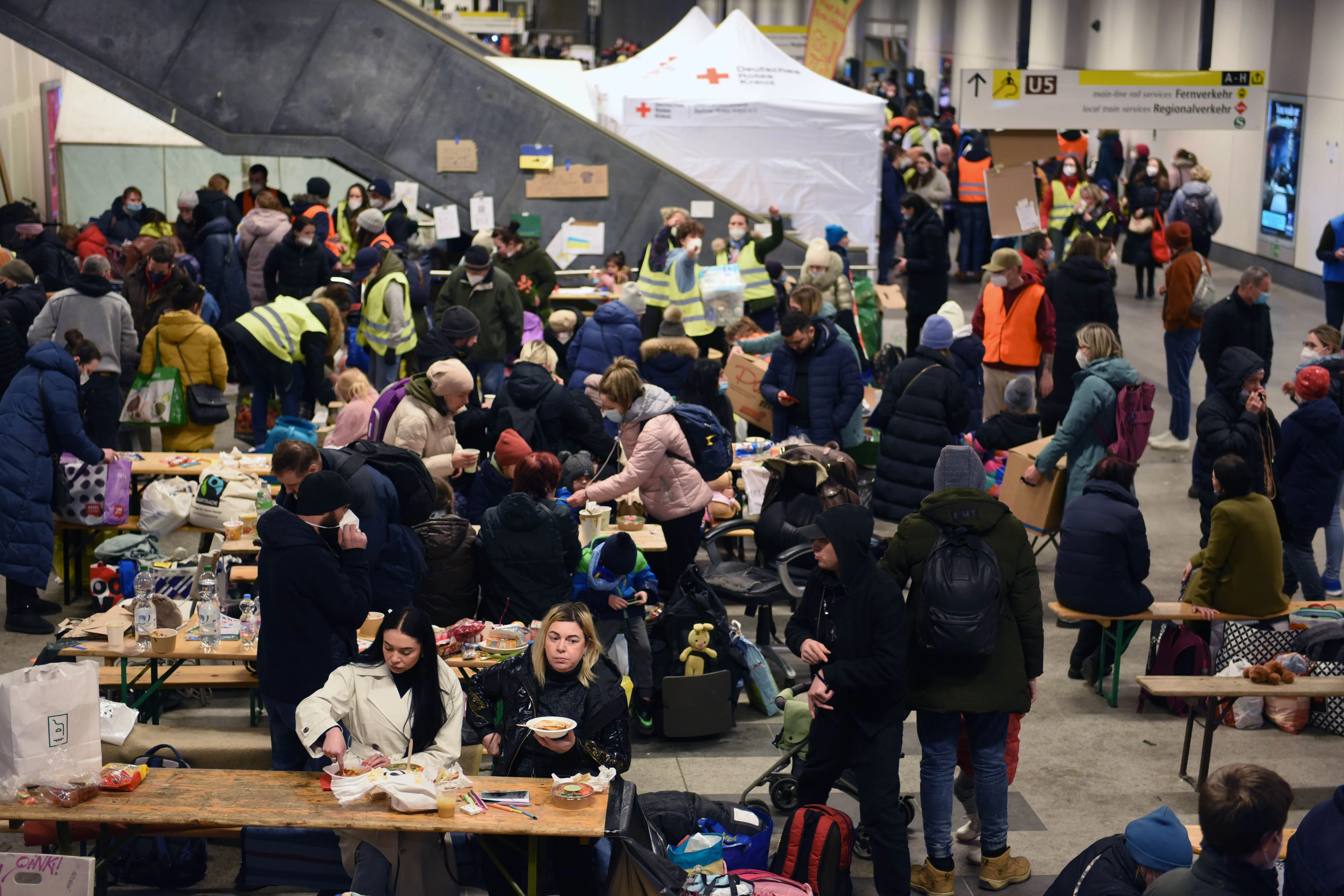 Berlin, Hauptbahnhof: Nach dem russischen Überfall auf die Ukraine kamen Hunderttausende Flüchtlinge in Deutschland an. Die Hilfsbereitschaft war enorm.