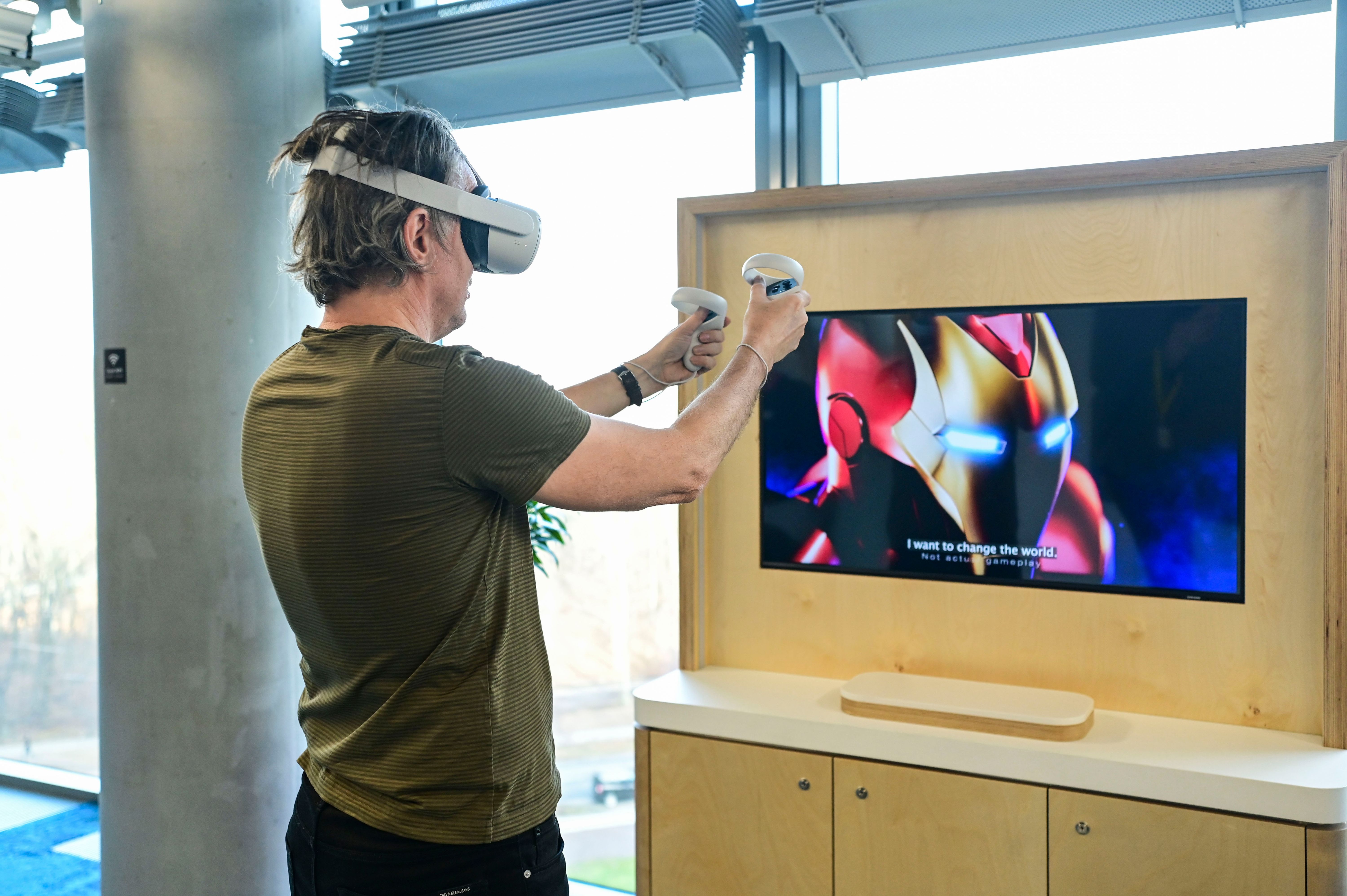 Image - Fuchteln, boxen, fliegen, arbeiten: KURIER testet das Metaverse. Was taugt die VR-Brille Quest 2 wirklich?