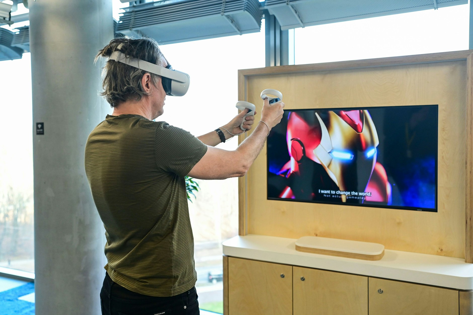 So sieht es aus, wenn man versucht, Iron Man zu sein. Mit VR-Brille und zwei Controllern geht es in die virtuelle Welt von Meta.