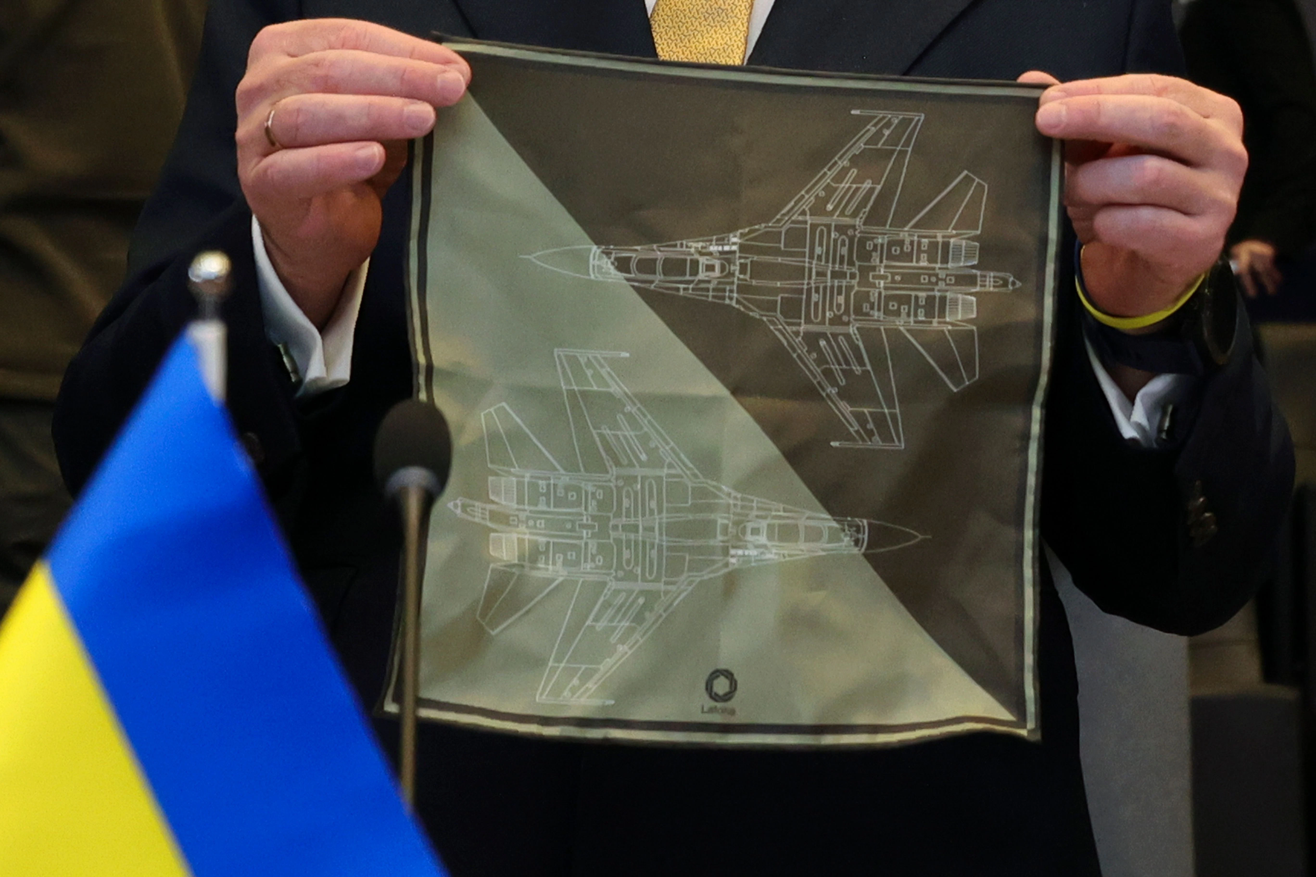 Oleksij Resnikow, Verteidigungsminister der Ukraine, zeigt sein Taschentuch mit dem Bild eines Kampfjets vor der Sitzung des Nordatlantikrats am runden Tisch der Nato-Verteidigungsminister im Nato-Hauptquartier.