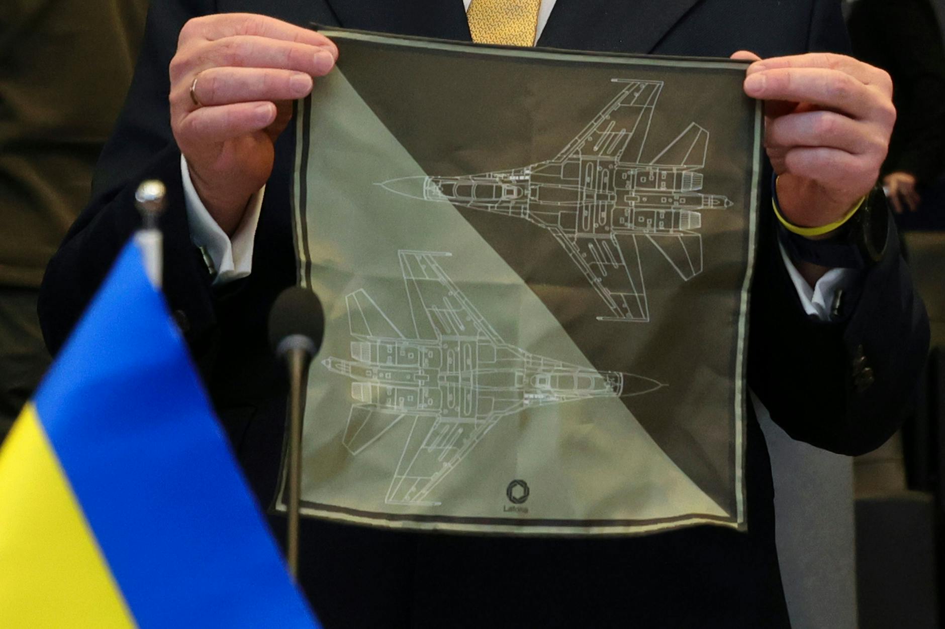 Oleksij Resnikow, Verteidigungsminister der Ukraine, zeigt sein Taschentuch mit dem Bild eines Kampfjets vor der Sitzung des Nordatlantikrats am runden Tisch der Nato-Verteidigungsminister im Nato-Hauptquartier.