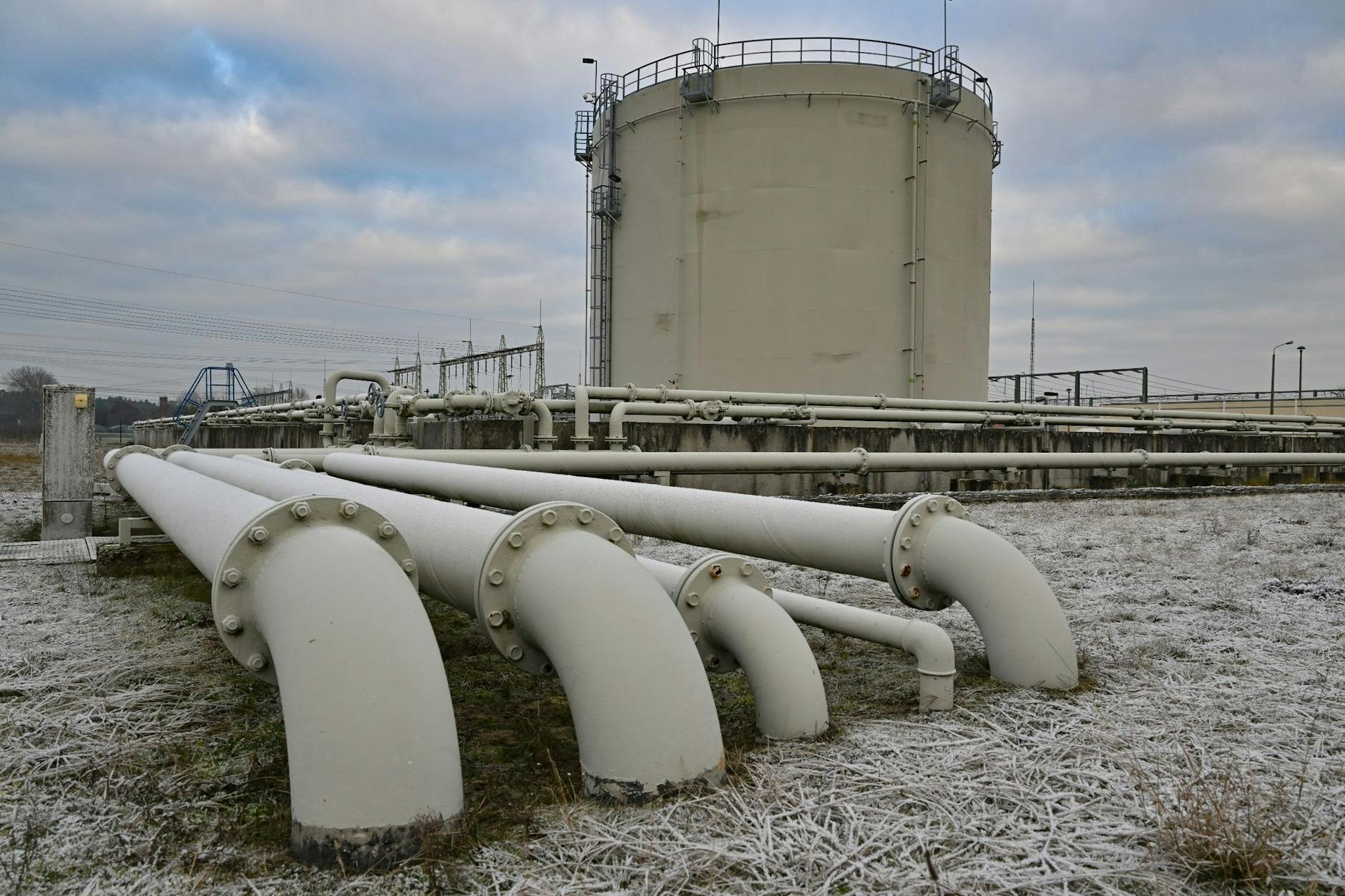 Ein riesiger Tankbehälter steht auf dem Gelände des Gasturbinenkraftwerks des Energiekonzerns Leag.