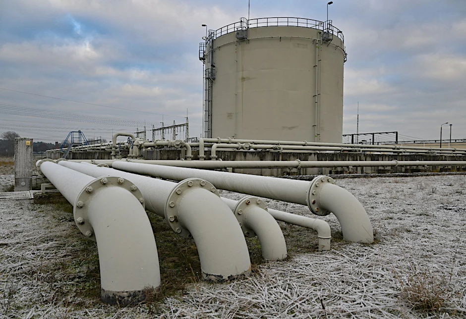Ein riesiger Tankbehälter steht auf dem Gelände des Gasturbinenkraftwerks des Energiekonzerns Leag.