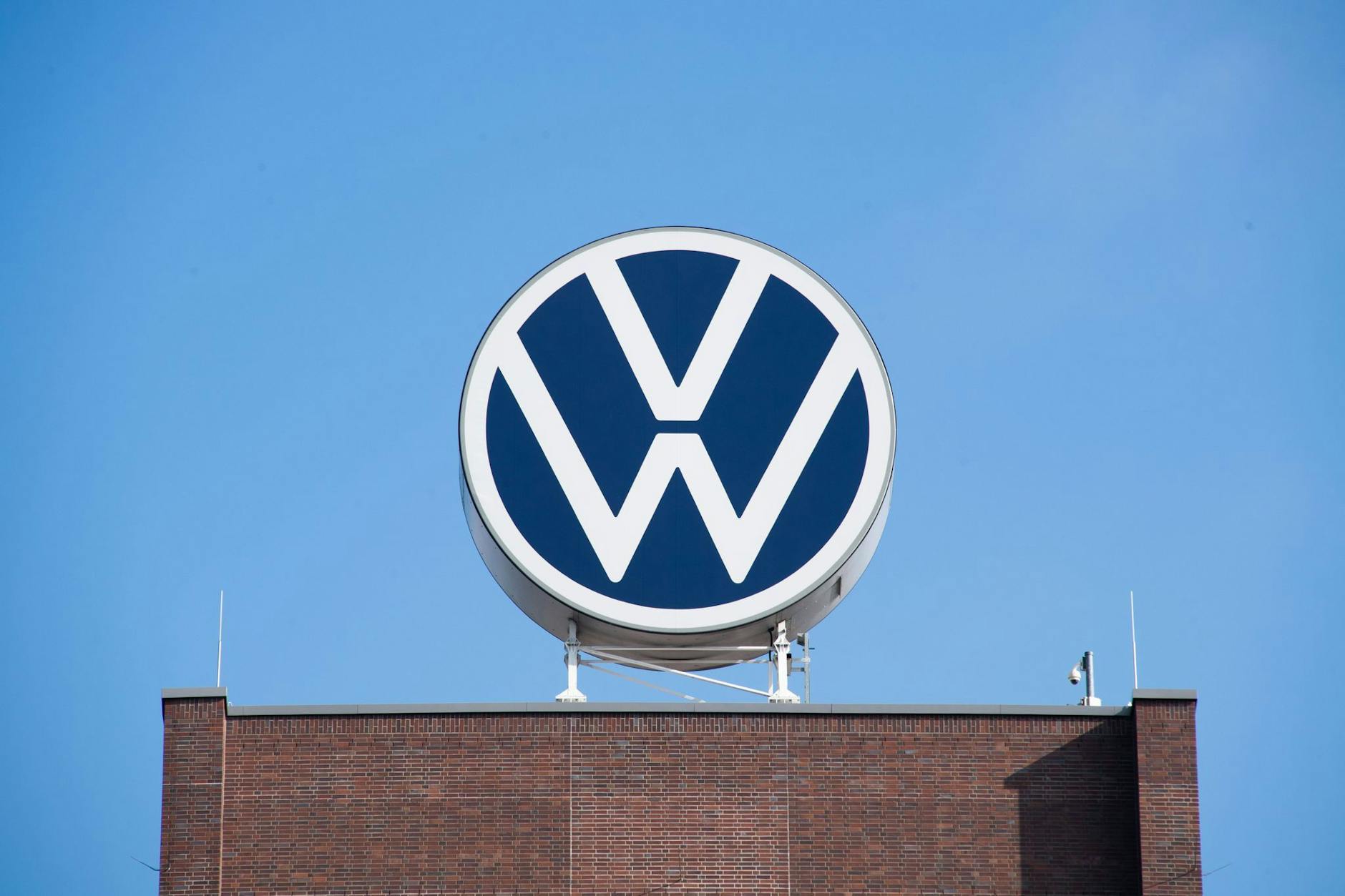 ARCHIV - Der zuletzt wenig ausgelastete Stammsitz von Volkswagen in Wolfsburg hat konzernintern den Zuschlag für ein zusätzliches E-Modell ab dem Jahr 2026 erhalten.  