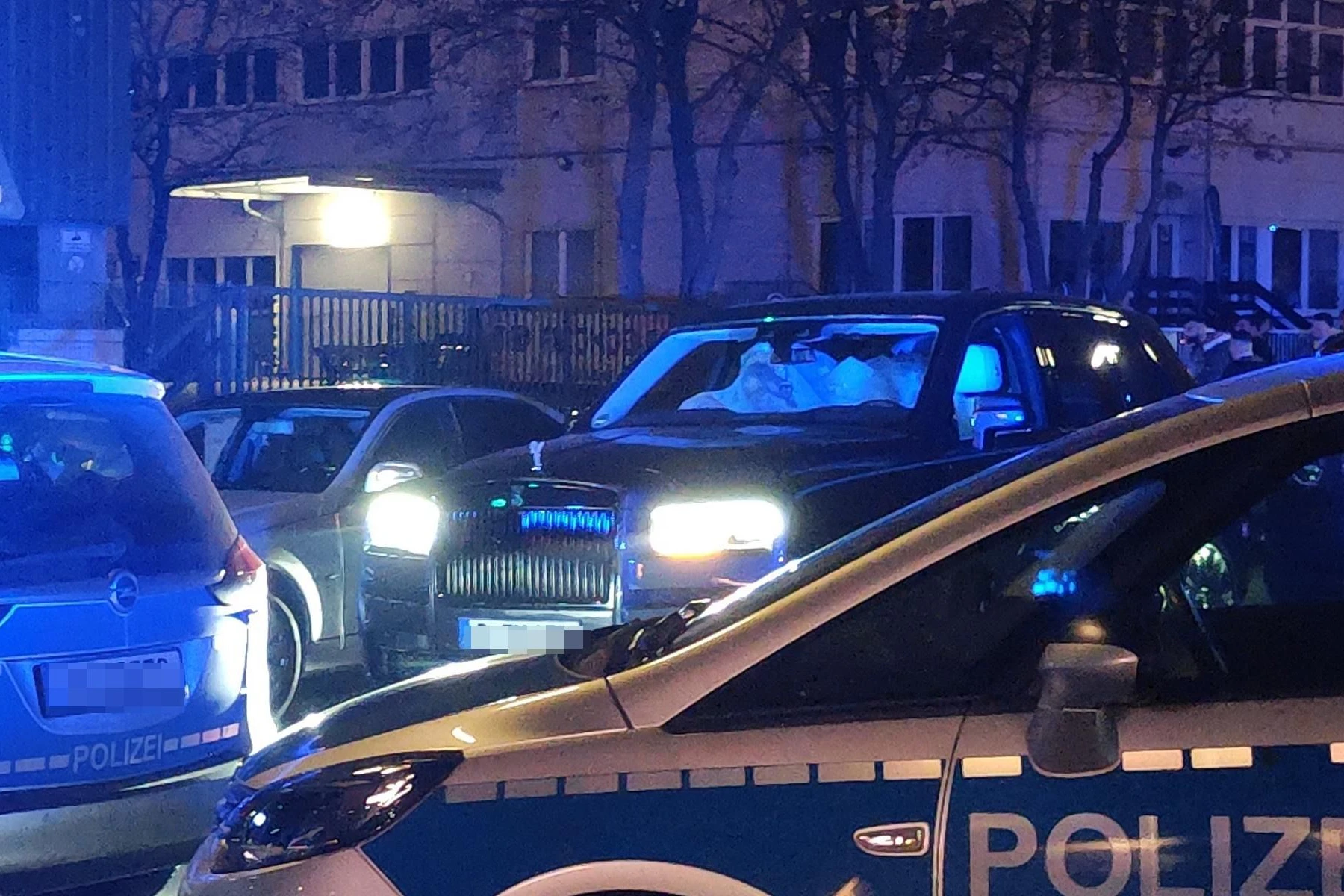 Das mutmaßliche Brautpaar im Rolls-Royce. 