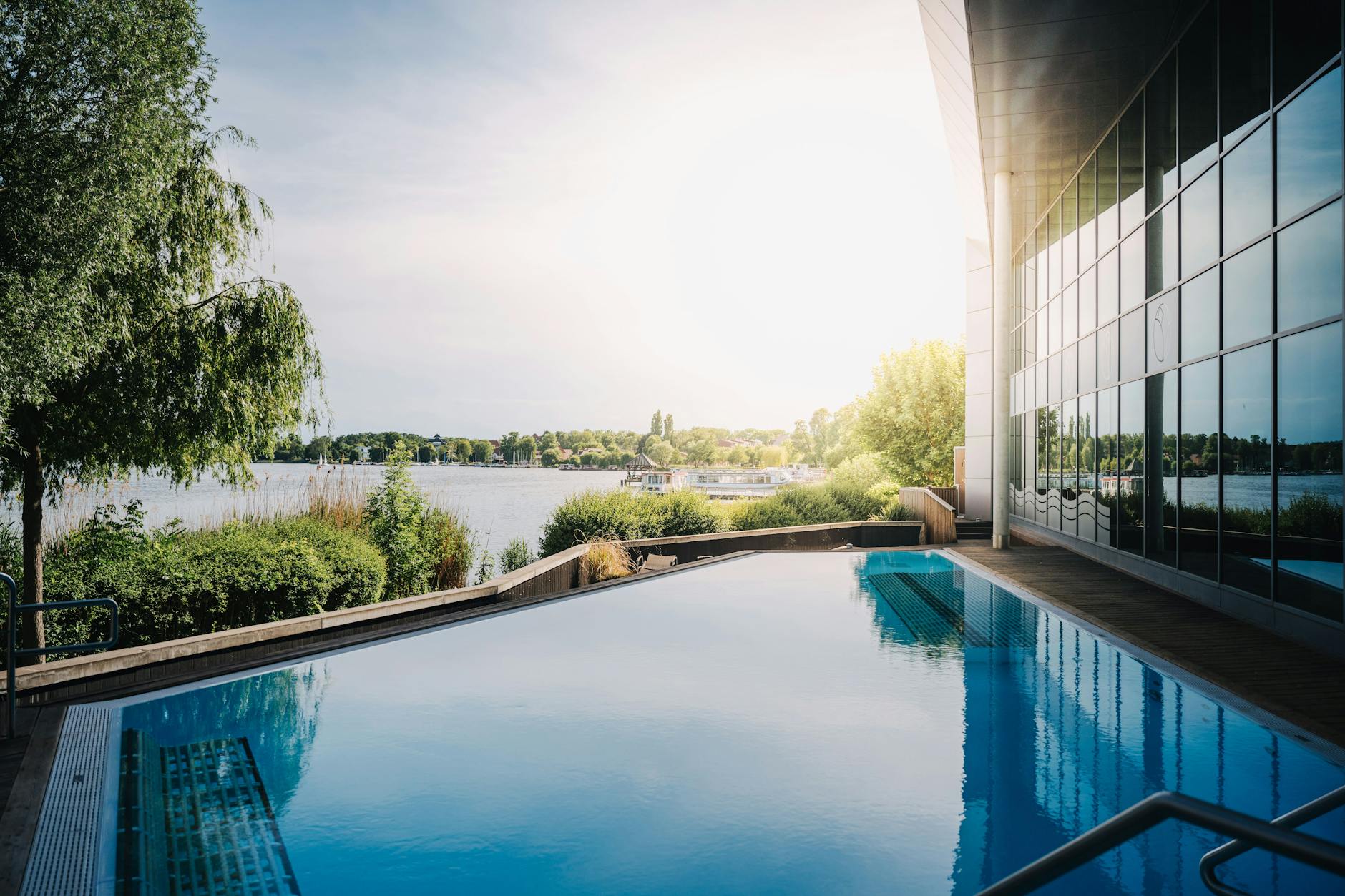 Solepool mit Seeblick: In der Fontane-Therme in Neuruppin kann man vor toller Kulisse relaxen.