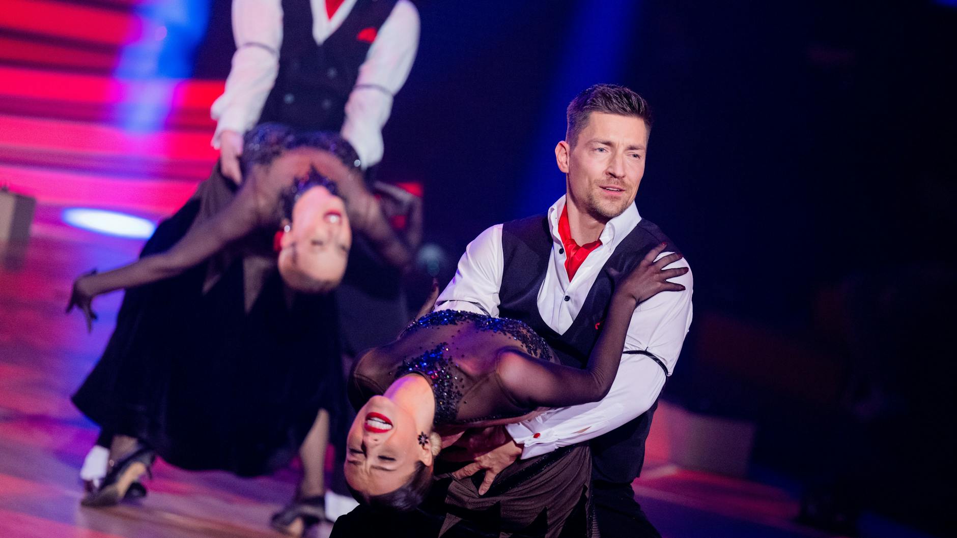 Philipp Boy und Mariia Maksina tanzen als Gruppentanz einen Tango bei „Let’s Dance“.