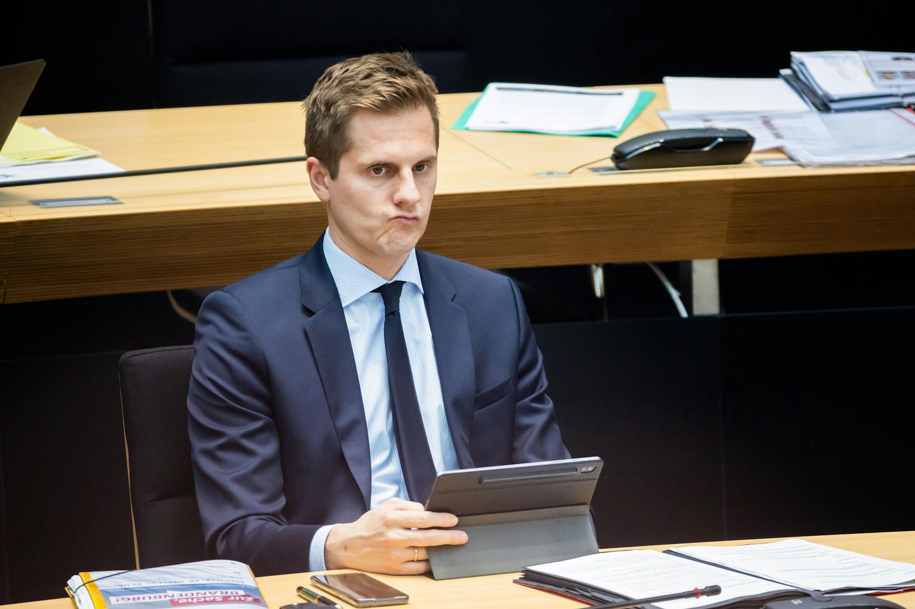 Medienstaatssekretär Benjamin Grimm musste vor dem Untersuchungsausschuss aussagen.