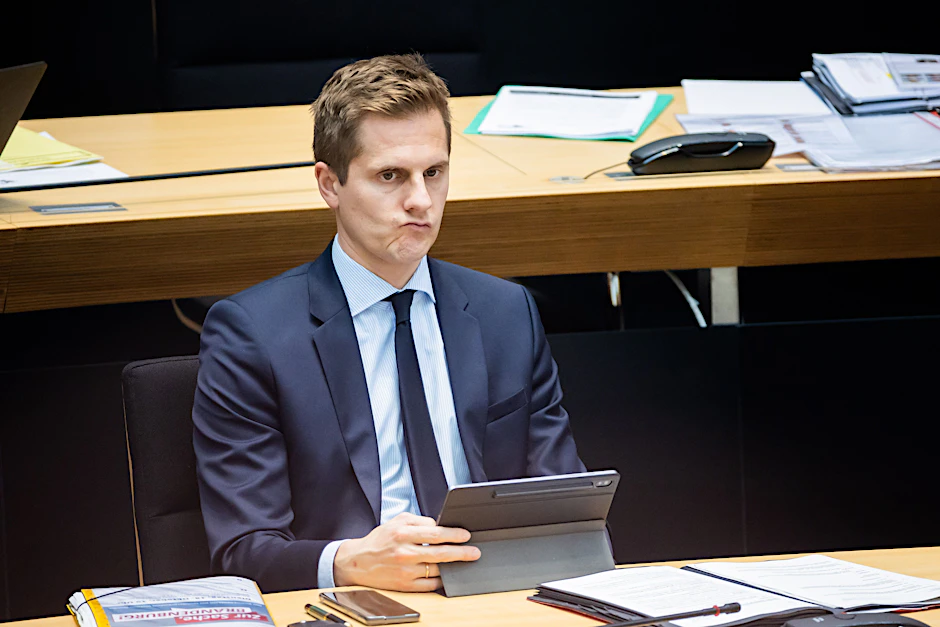 Medienstaatssekretär Benjamin Grimm musste vor dem Untersuchungsausschuss aussagen.