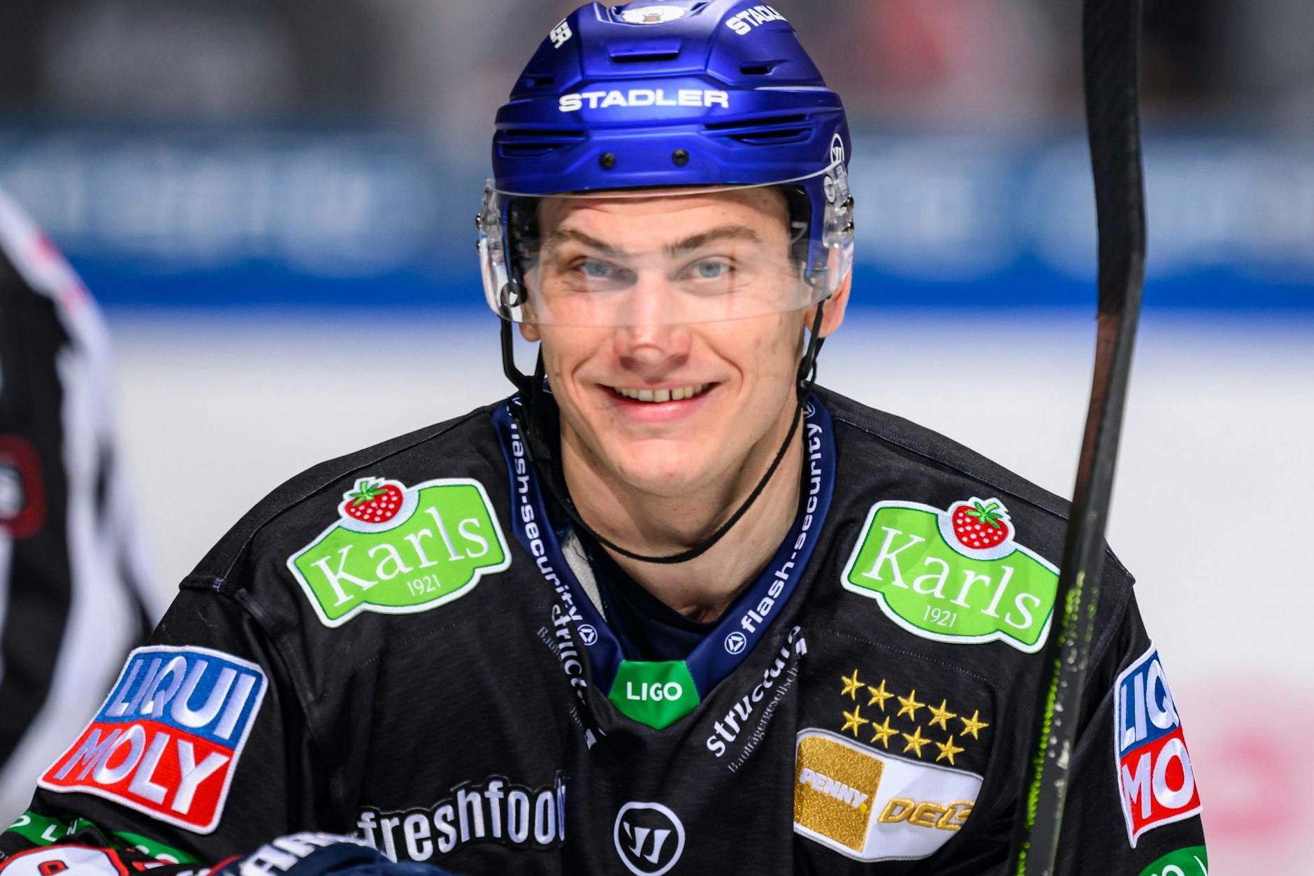 Da kann man schön mal ganz breit grinsen: Eisbären-Knipser Leo Pföderl ist mit zwei Toren der Matchwinner gegen die Löwen Frankfurt.