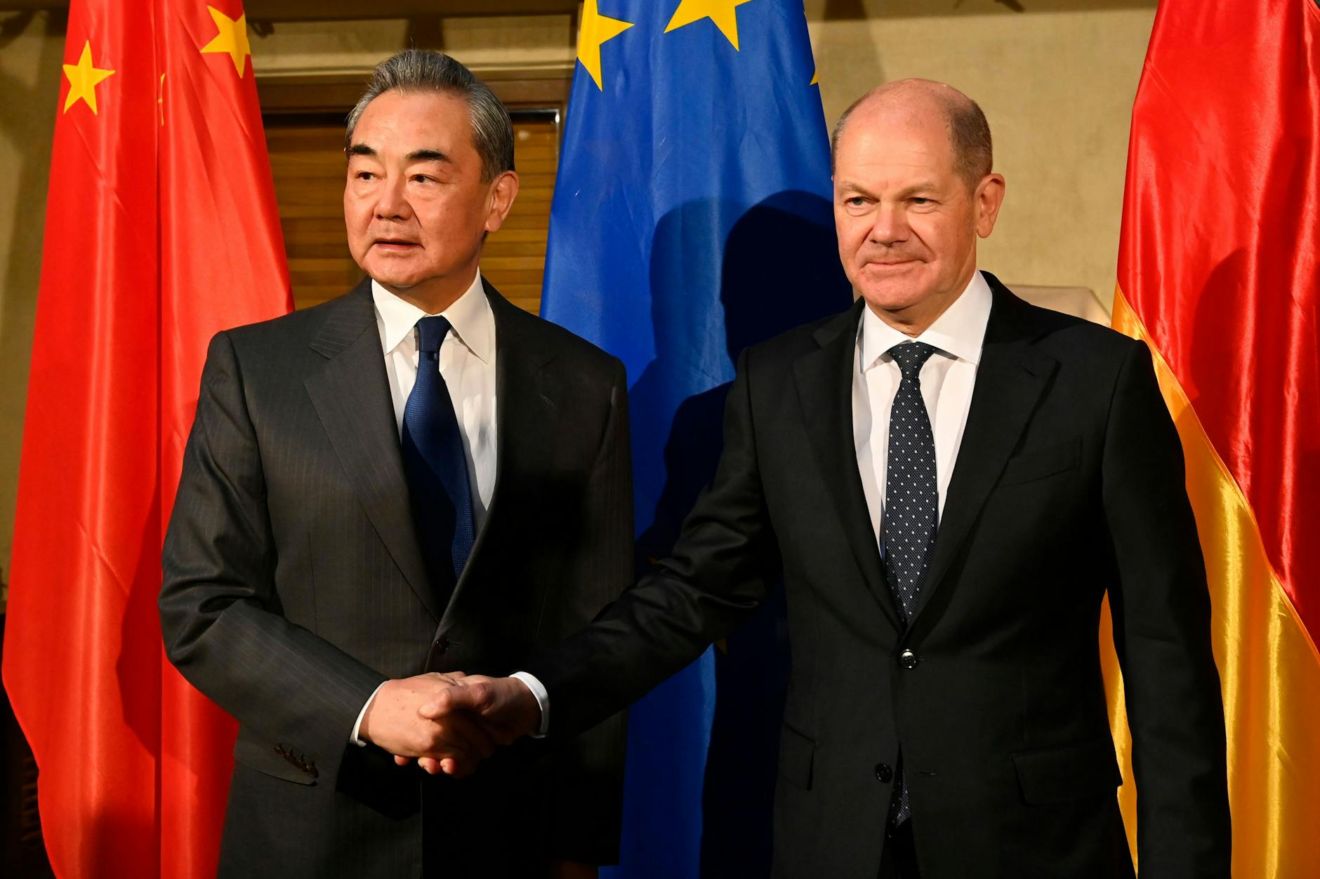 Wang Yi, Direktor des Büros der Zentralkommission
für Auswärtige Angelegenheiten des Zentralkomitees der
Kommunistischen Partei Chinas, und Bundeskanzler Olaf Scholz (SPD) kommen auf der Münchner Sicherheitskonferenz zu einem bilateralen Gespräch zusammen. 