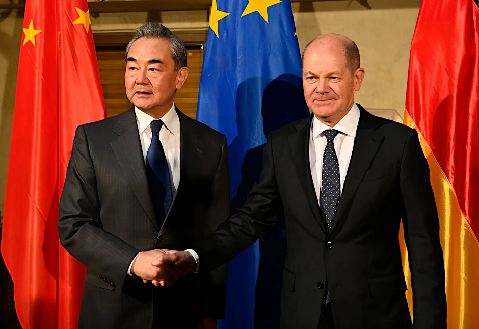 Wang Yi, Direktor des Büros der Zentralkommission 
              für Auswärtige Angelegenheiten des Zentralkomitees der 
              Kommunistischen Partei Chinas, und Bundeskanzler Olaf Scholz (SPD) kommen auf der Münchner Sicherheitskonferenz zu einem bilateralen Gespräch zusammen.&nbsp;