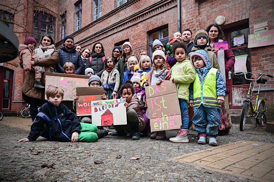 Kleine und Große protestieren gemeinsam gegen das Aus ihrer Kita.