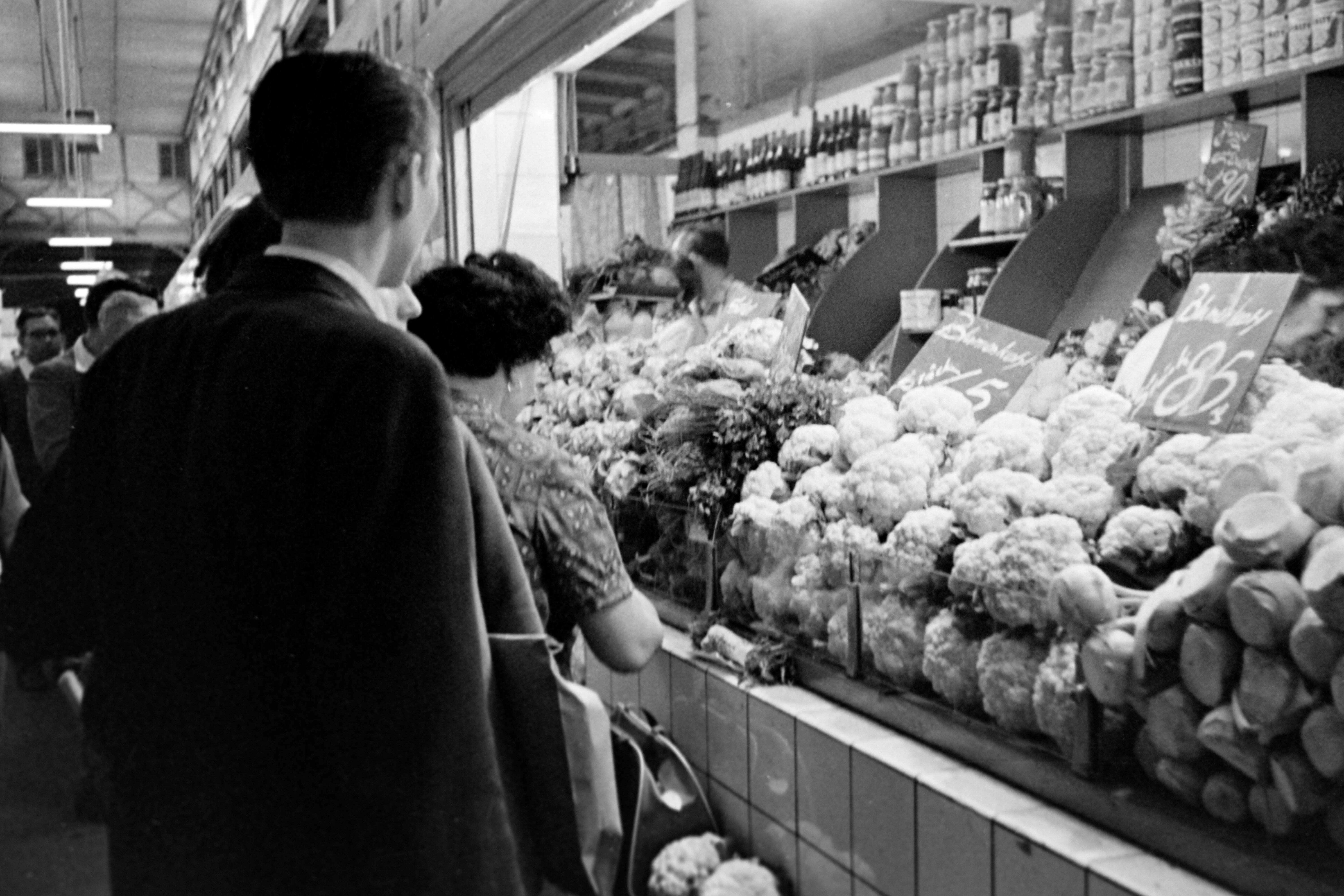 Gemüsestand auf einem Markt in der DDR, circa 1963