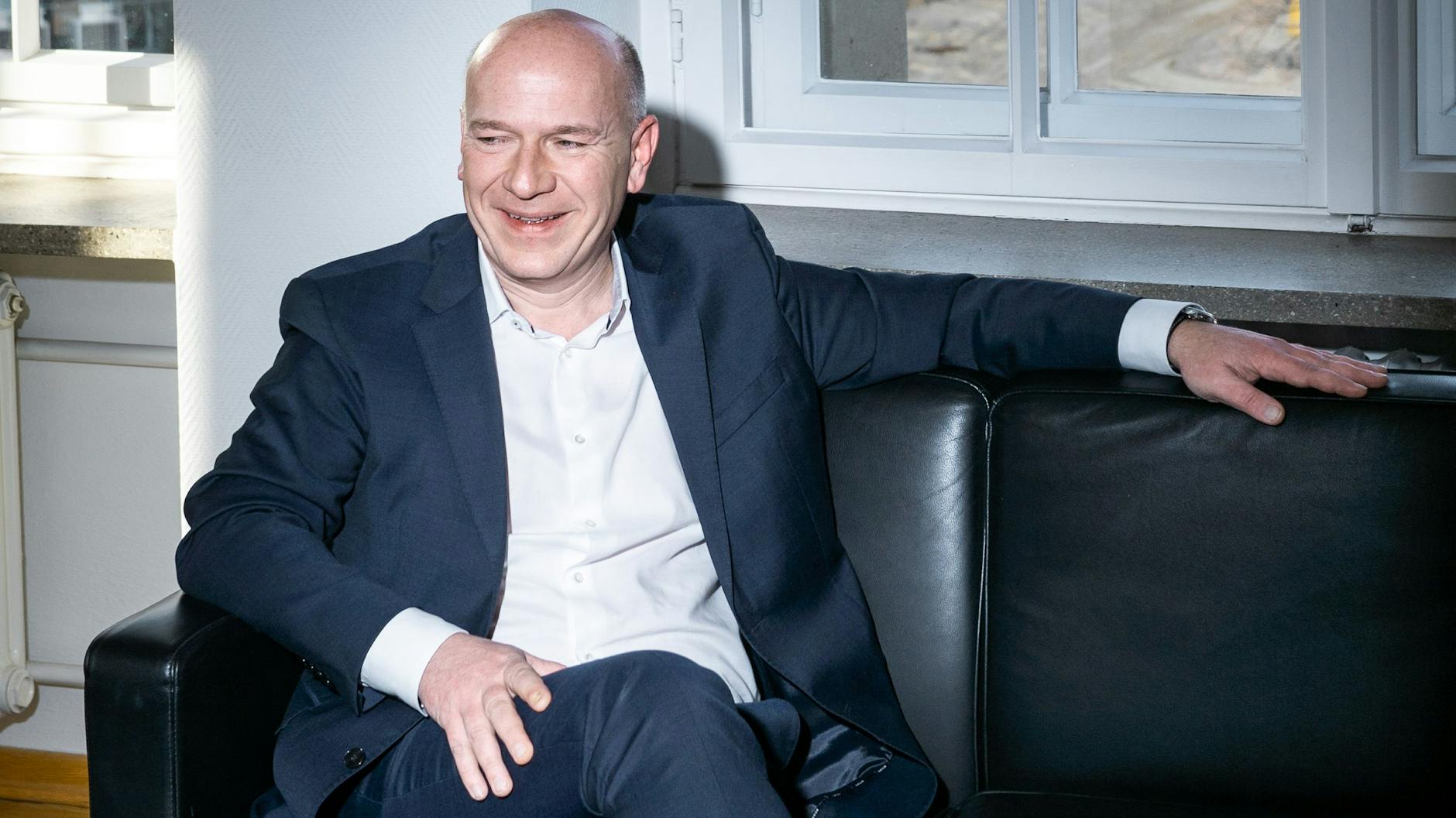 Kai Wegner empfängt in seinem Büro im Berliner Abgeordnetenhaus.