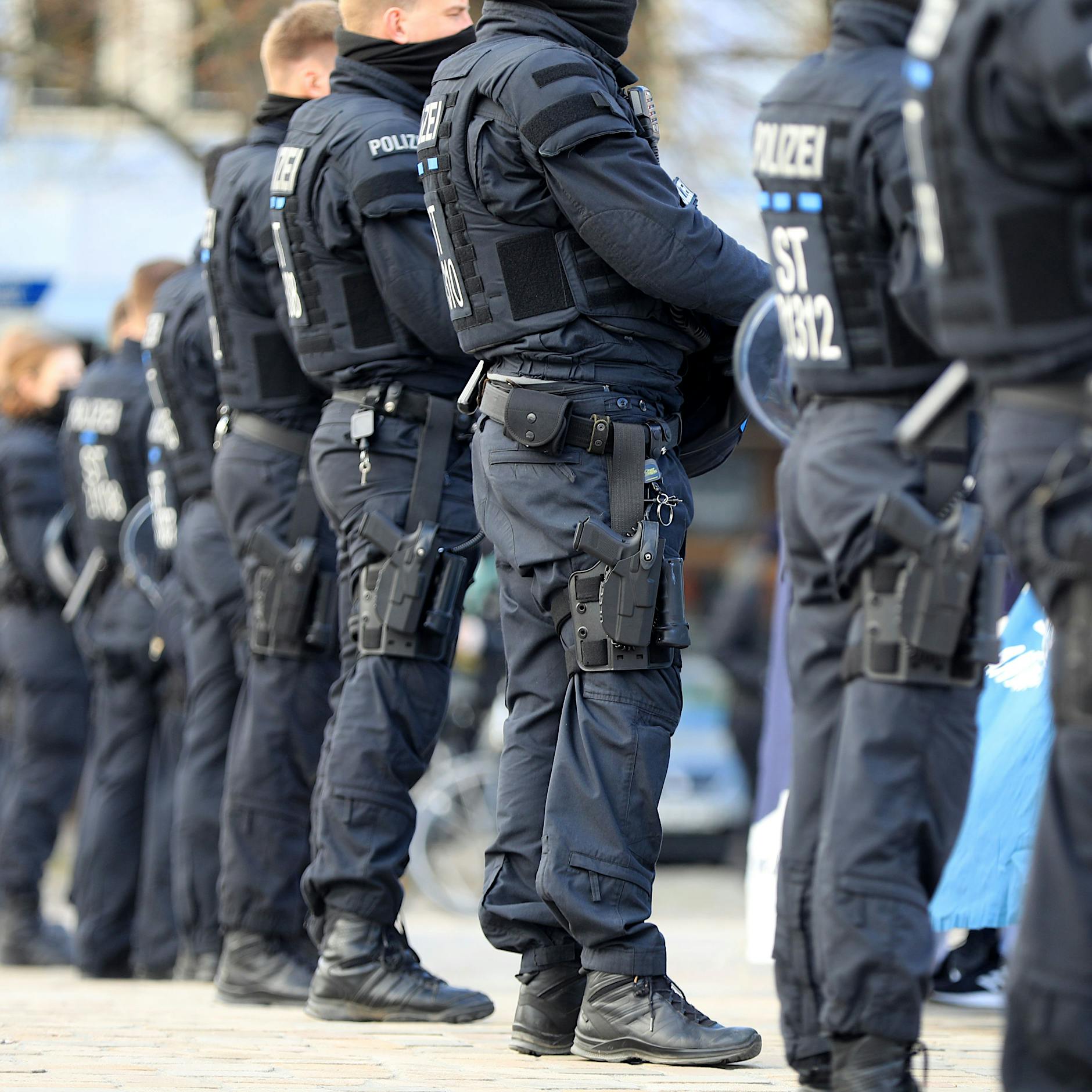 QAnon-Party in Falkensee: Polizeieinsatz bei Protest gegen Verschwörungsmythen