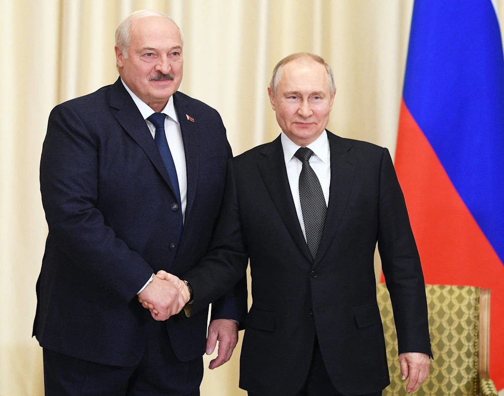 Video: Putins Bein zuckt stark bei Lukaschenko-Treffen