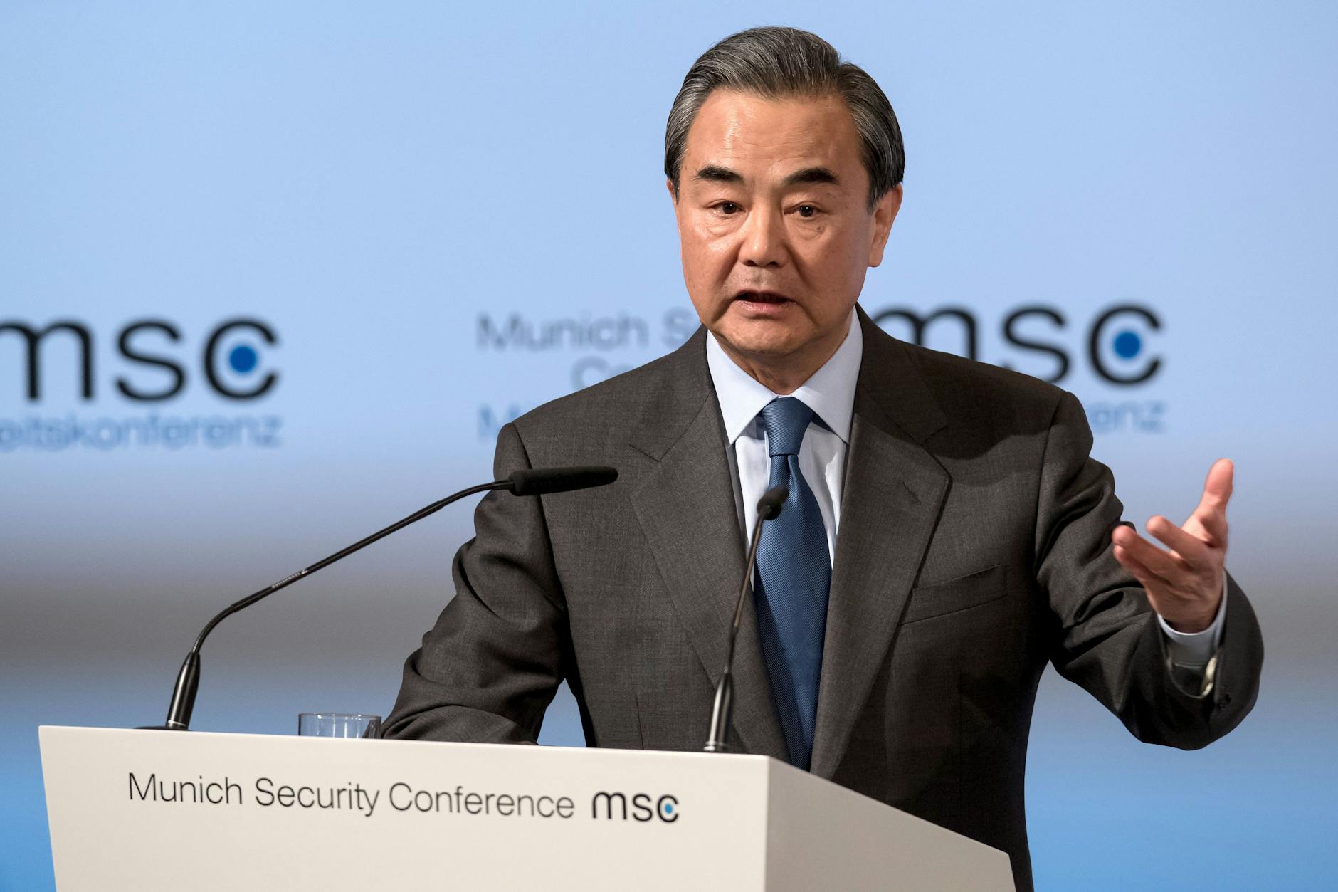 Der chinesische Außenminister Wang Yi spricht auf der Münchner Sicherheitskonferenz. 