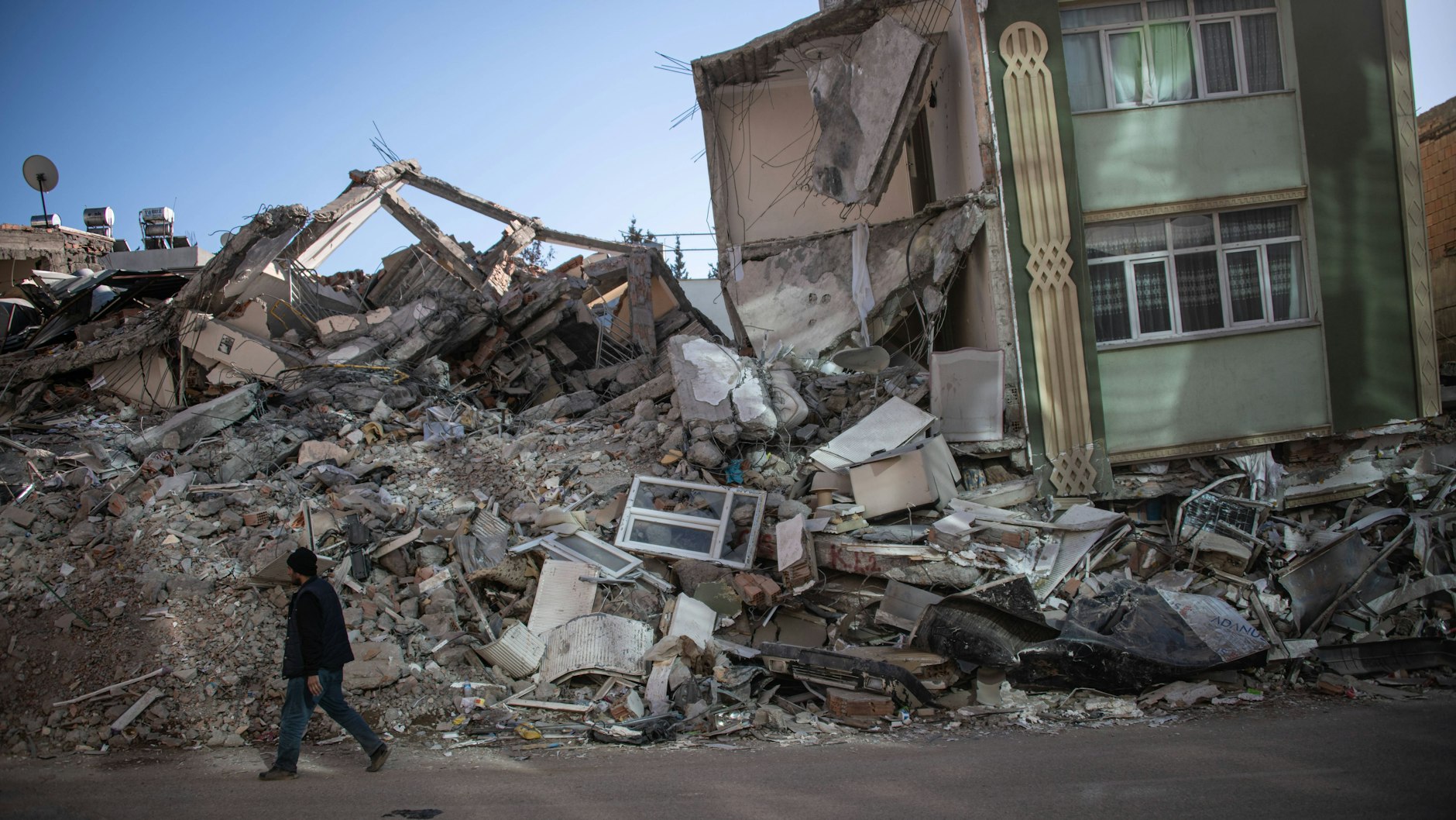 In den betroffenen Gebieten wurden durch die Erdbeben Tausende Gebäude zerstört.