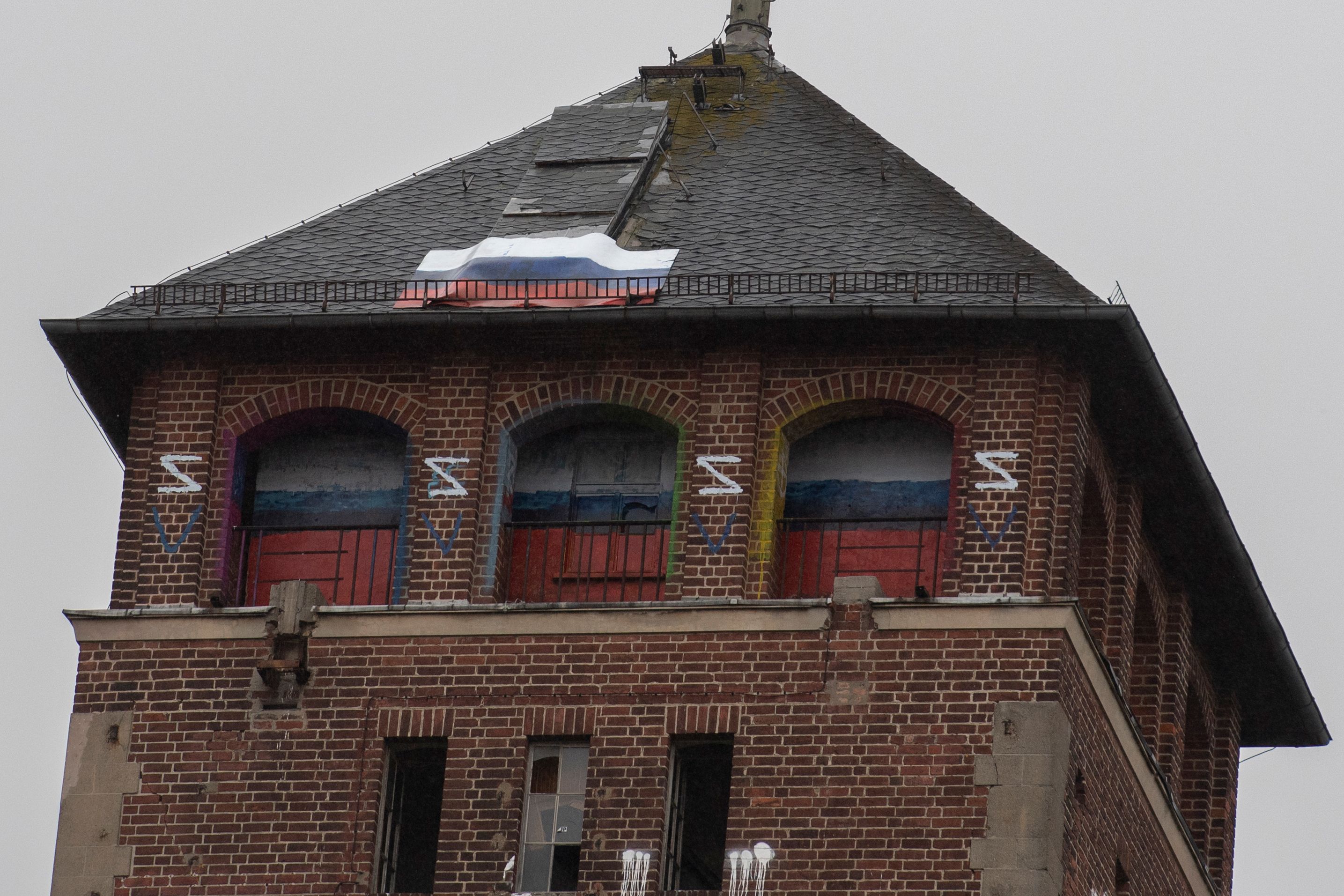 Wieder russische Fahne auf dem Dach des Potsdamer „Kreml“ – Polizei ermittelt